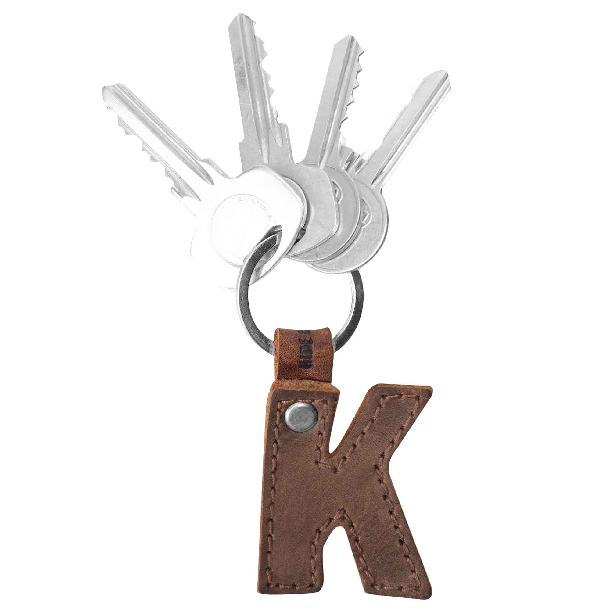 Stylish 'P' thick leather Alphabet Letter Keychain from Hide & Drink, crafted for durability and style. A perfect way to customize your keys, handmade in La Antigua Guatemala.