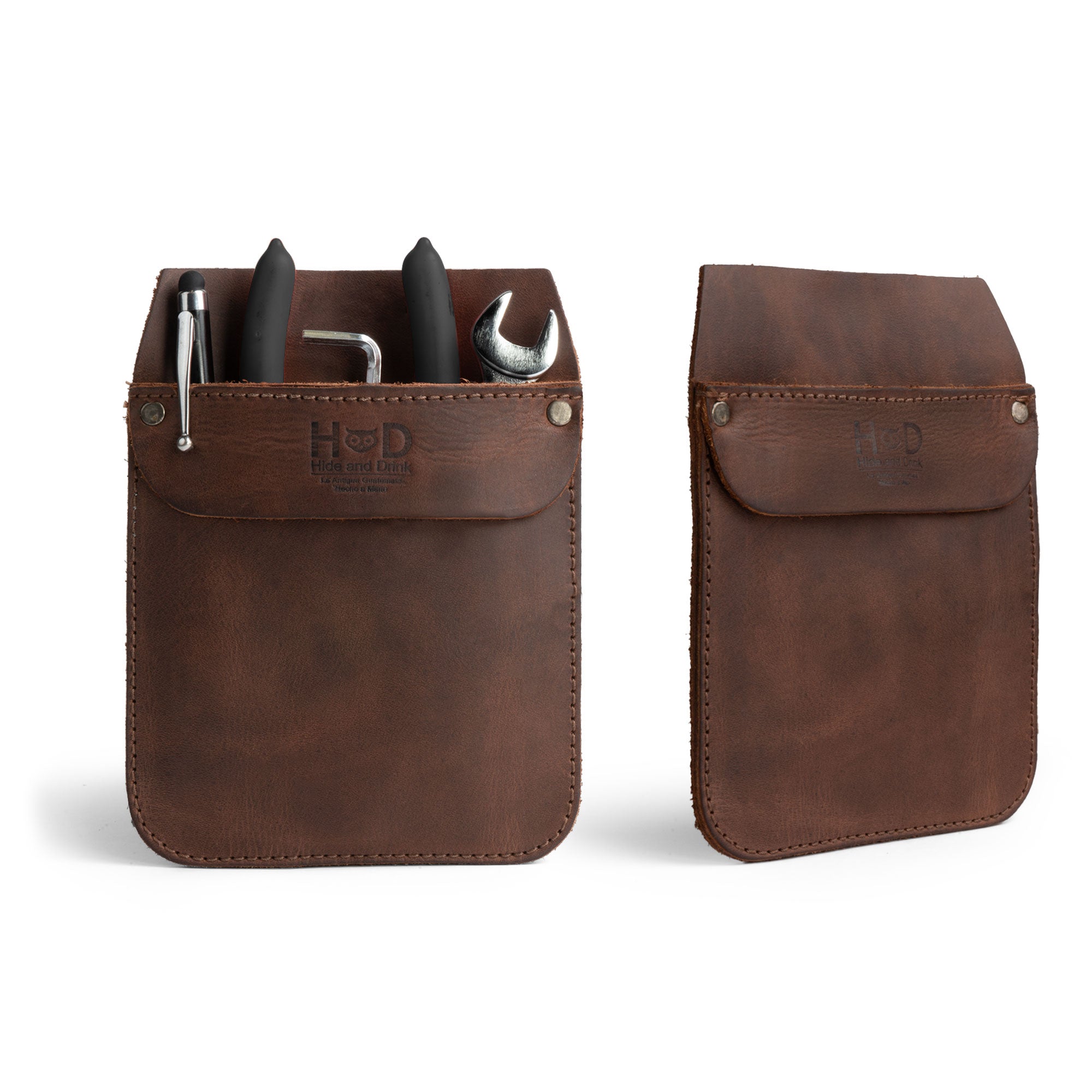 Hide & Drink Leather Work Pocket showcasing its storage capacity for tools and pens. Perfect for quick access in jeans back pocket. A must-have Work Pocket Organizer for Tools featuring high-quality Full Grain Leather, StockyardX craftsmanship, and Handmade in La Antigua Guatemala.