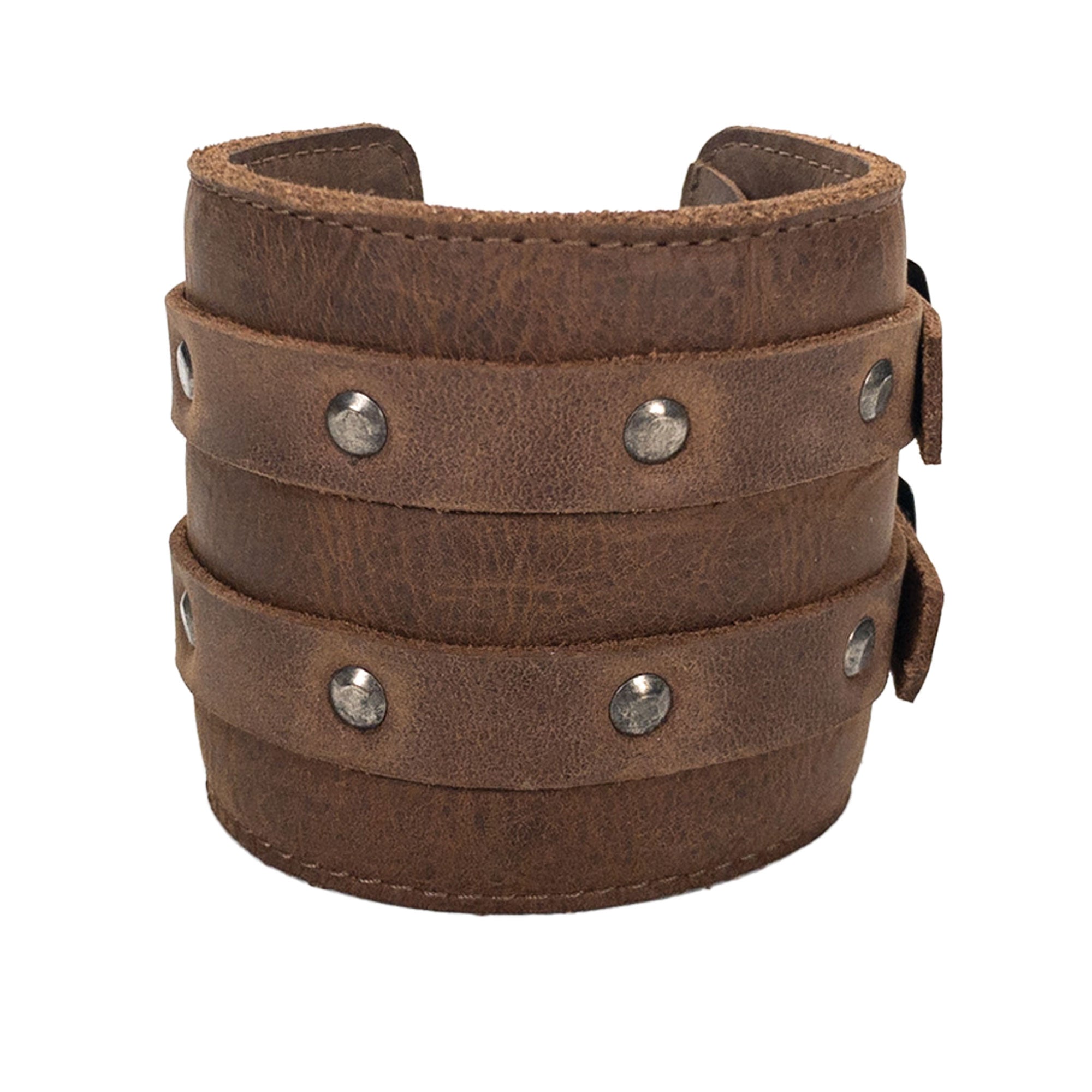 Hide & Drink's Wrist-Wallet-Cuff beautifully displays its rustic charm crafted with Full Grain Leather. This leather bracelet is designed with a hidden pouch for bills and an inner zippered pouch, each piece is artisan-crafted in La Antigua Guatemala & Oaxaca Mexico.