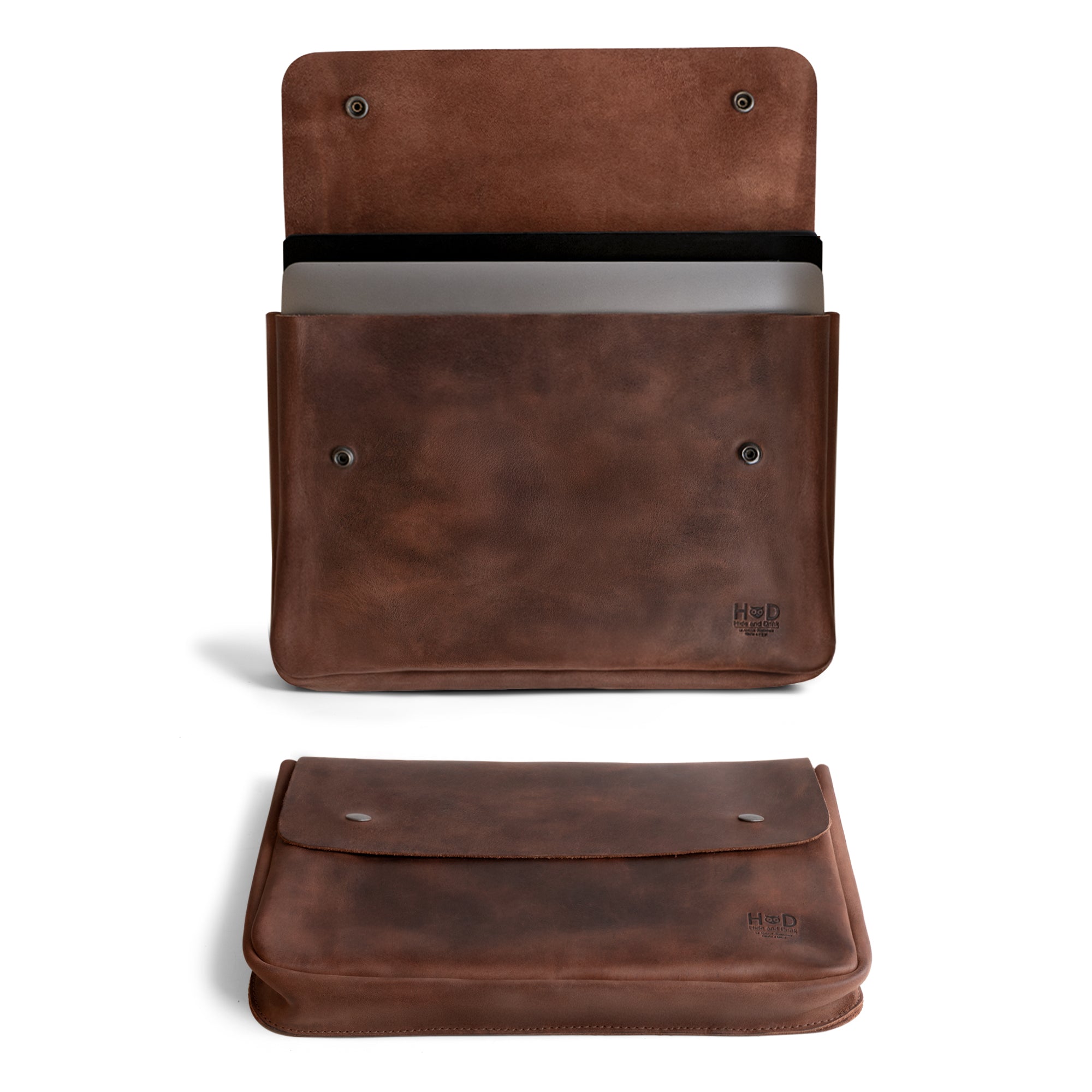 Hide & Drink's Vintage Folder Holder showcasing a sleek design made from Handmade Leather. This stylish Document Holder is perfect for carrying documents, featuring a vintage envelope aesthetic crafted from Full Grain Leather. Ideal office accessories, each item represents Small Batch Production, made in La Antigua Guatemala & Oaxaca Mexico.