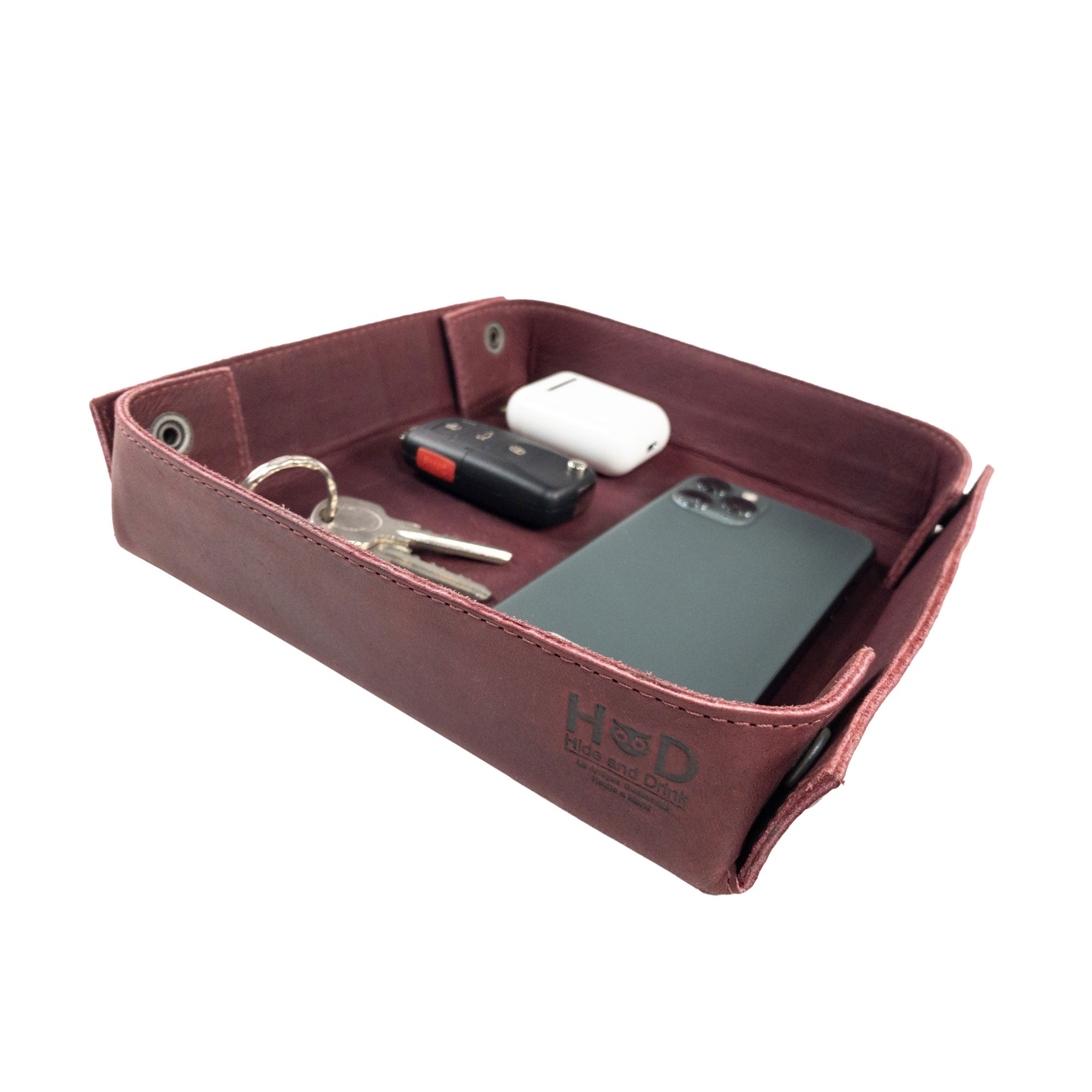 Hide & Drink Jumbo Tray, showcasing a chic design made from full grain leather, ideal for organizing keys and watches. This durable catchall tray reflects artisan craftsmanship from La Antigua Guatemala.