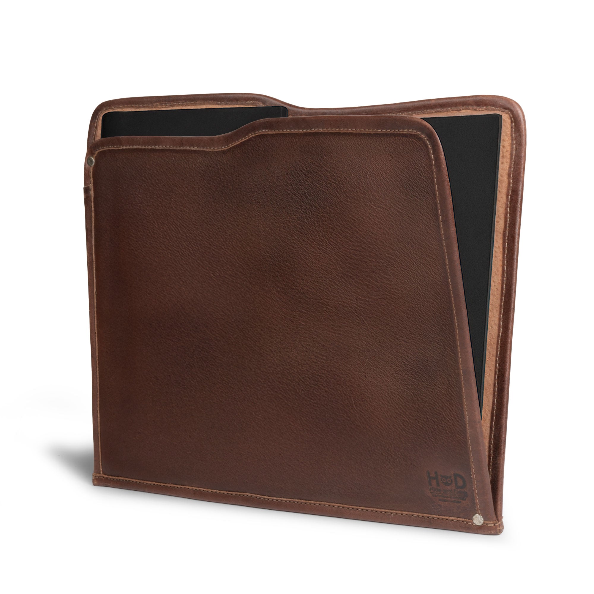 Showcasing the elegant Manila Folder by Hide & Drink, this Document Holder made from Full Grain Leather is perfect for keeping your office essentials organized. Hand Cut and Hand Sewn, it features a timeless design showcasing the craftsmanship crafted by artisans in La Antigua Guatemala and Oaxaca Mexico.