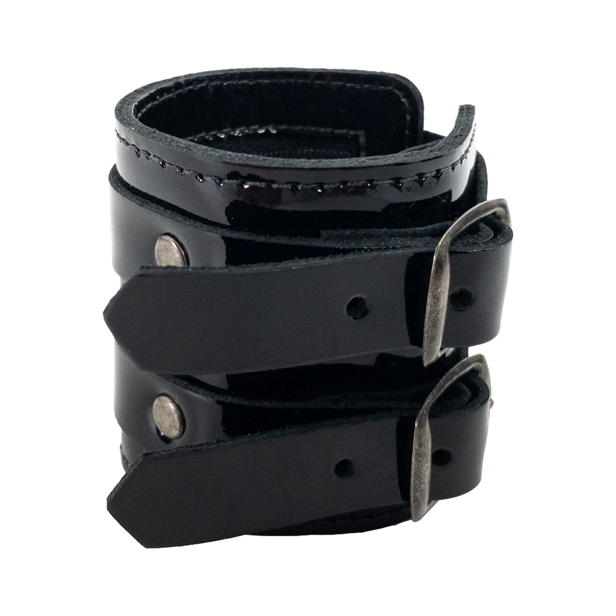 Showcasing Hide & Drink's Wrist-Wallet-Cuff made from authentic Full Grain Leather, featuring rustic style. This leather bracelet includes a hidden pouch for bills and an inner zippered pouch for convenience. Each piece is artisan-crafted in La Antigua Guatemala & Oaxaca Mexico, exemplifying unique craftsmanship.