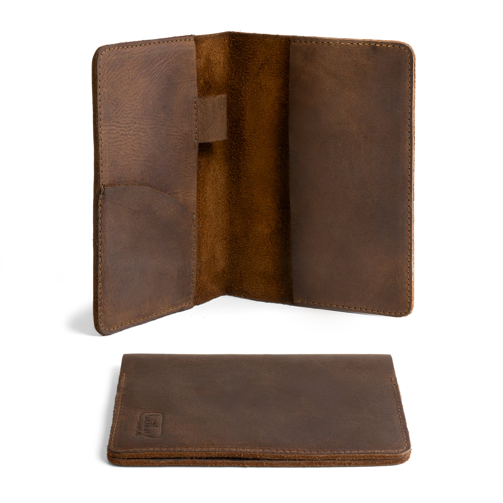 Inside view of the Leather Worx Field Notes Carrier showcasing its compartments. This Field Notes Cover serves as a Leather Notebook Cover 3.5 x 5.5 in., complete with card and pen holder for enhanced convenience. Designed for travelers, this full grain leather accessory combines functionality and artisan craftsmanship, made with care in La Antigua Guatemala to last for years.