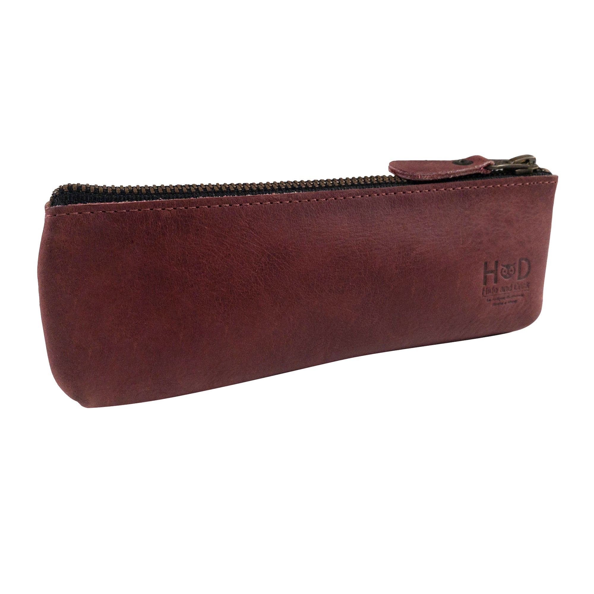 Stylish side view of Hide & Drink's Pencil Pouch, a flat zippered holder made from premium full grain leather. This Rectangular Pencil Case is perfect for pens and markers, designed for both men and women, and crafted with artisan skills in La Antigua Guatemala.