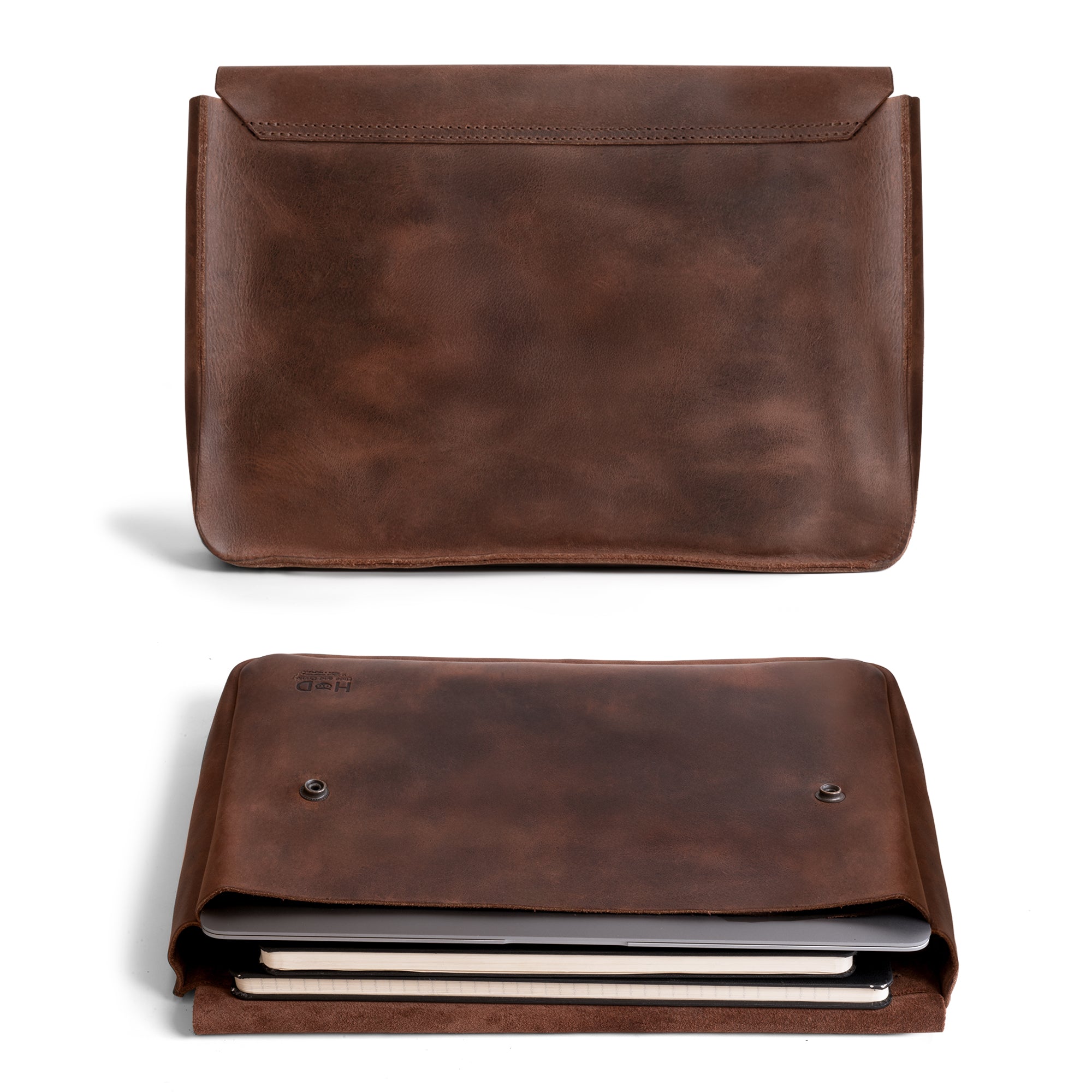 Another angle of Hide & Drink's Handmade Leather Vintage Folder Holder, highlighting its durability and elegance. This Document Holder offers a vintage envelope style, perfect for professionals. Made from premium Full Grain Leather and produced in Small Batch, each product is a testament to craftsmanship from La Antigua Guatemala & Oaxaca Mexico.