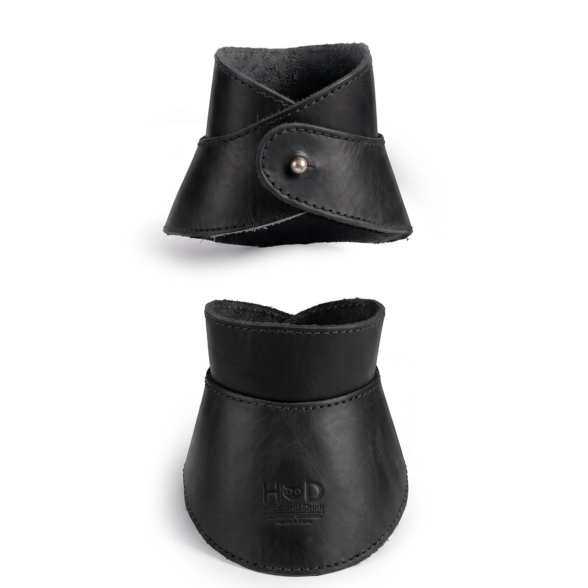 View of Hide & Drink Chemex Collar on glass coffee maker, emphasizing its Full Grain Leather composition. Ideal pour over collar compatible with Chemex 6-Cup Glass, artisan-crafted in La Antigua Guatemala & Oaxaca Mexico.