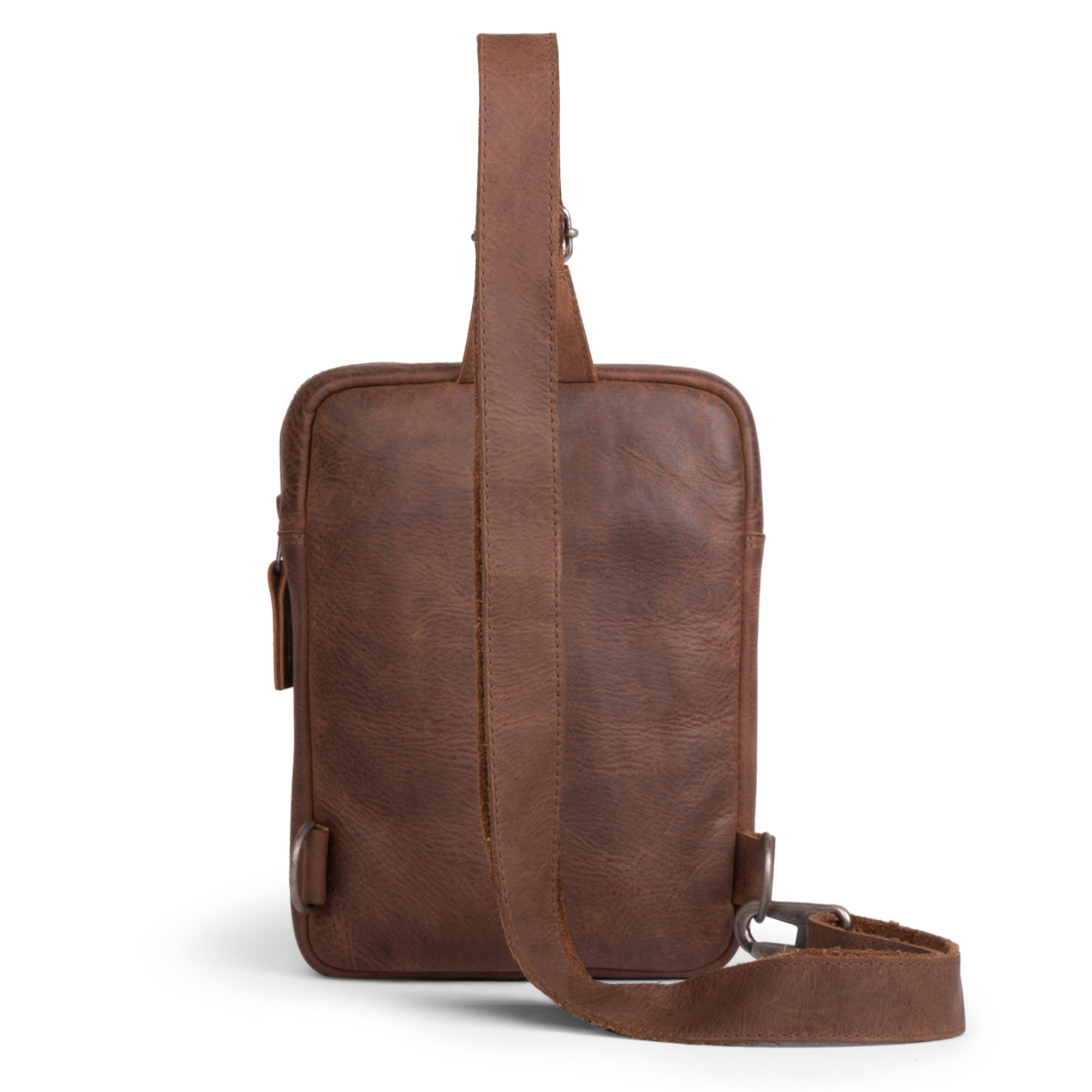 Back view of the Traveler Sling Bag by Leather Nomad, featuring adjustable straps for comfort and ease. This stylish and trendy bag is made from full grain leather, perfect for anyone seeking a fashionable accessory. Each piece is hand cut and sewn, embodying the artisan tradition of La Antigua Guatemala.