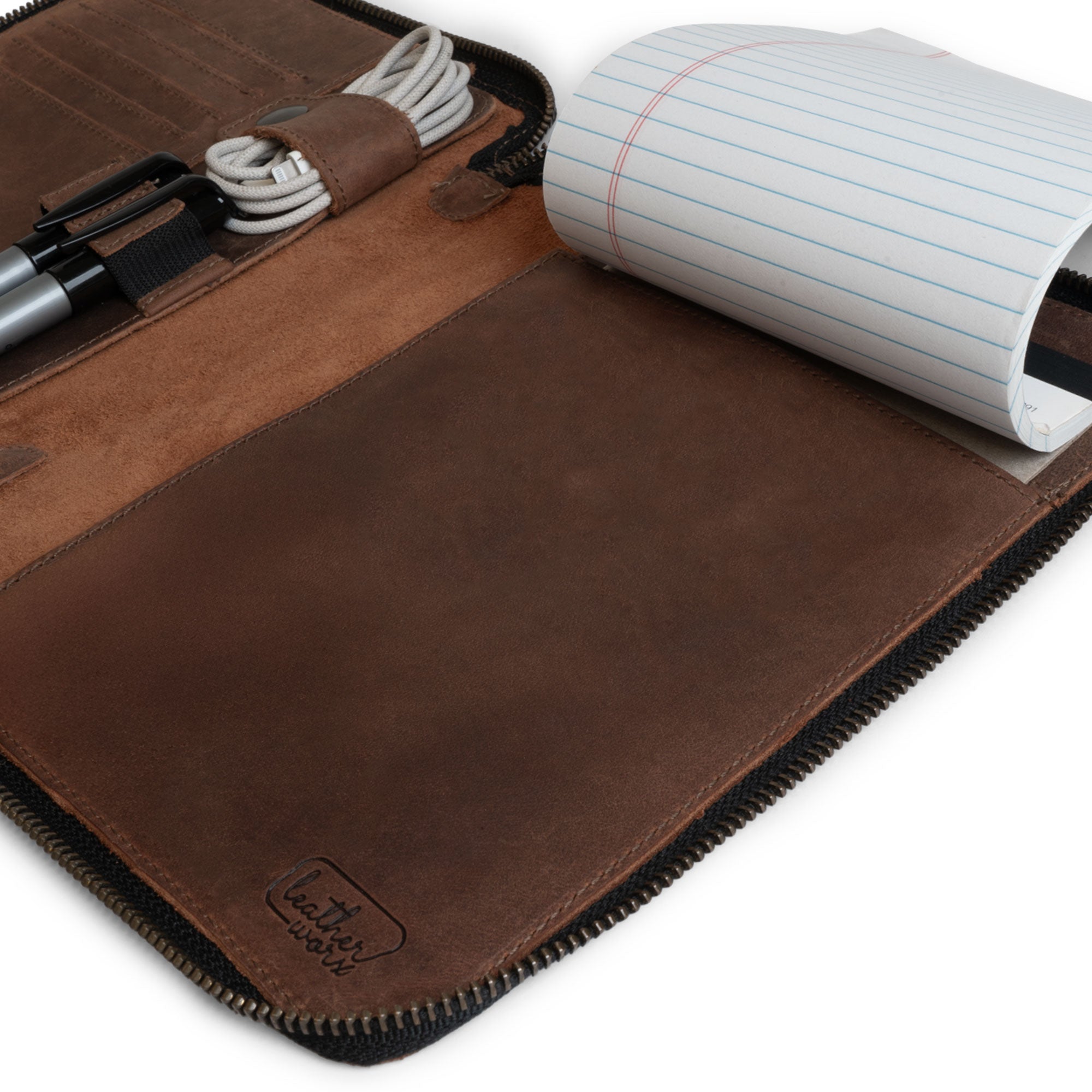 Detail view of the Rustic A5 Notebook (5.75 x 8.25 inch.) Portfolio Binder with an open page and accessory placement, produced by Leather Worx. A great option as an Executive Padfolio for Office and Personal Planner for Men and Women, made from Full Grain Leather, featuring StockyardX quality, Small Batch Production, Hand Cut, Hand Sewn, Fire Branded, Artisan craftsmanship, Handmade in La Antigua Guatemala & Oaxaca Mexico.