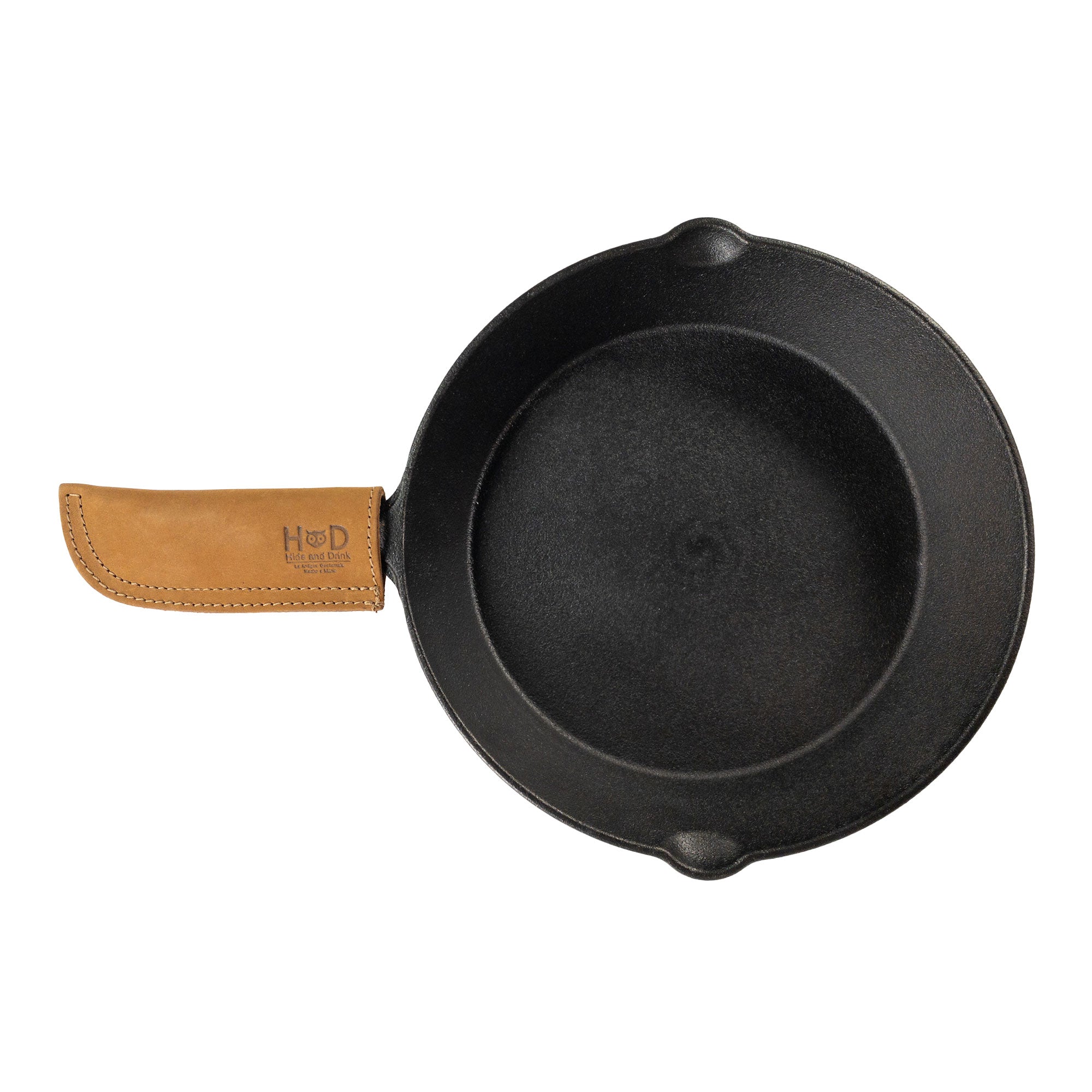 Hide & Drink Cast Iron Panhandle Cover, a beautifully crafted artisan product, on display. Made with double stitched full grain leather, this hot handle protector combines safety with a touch of style. Handmade in La Antigua Guatemala & Oaxaca Mexico, it’s perfect for the seasoned chef.