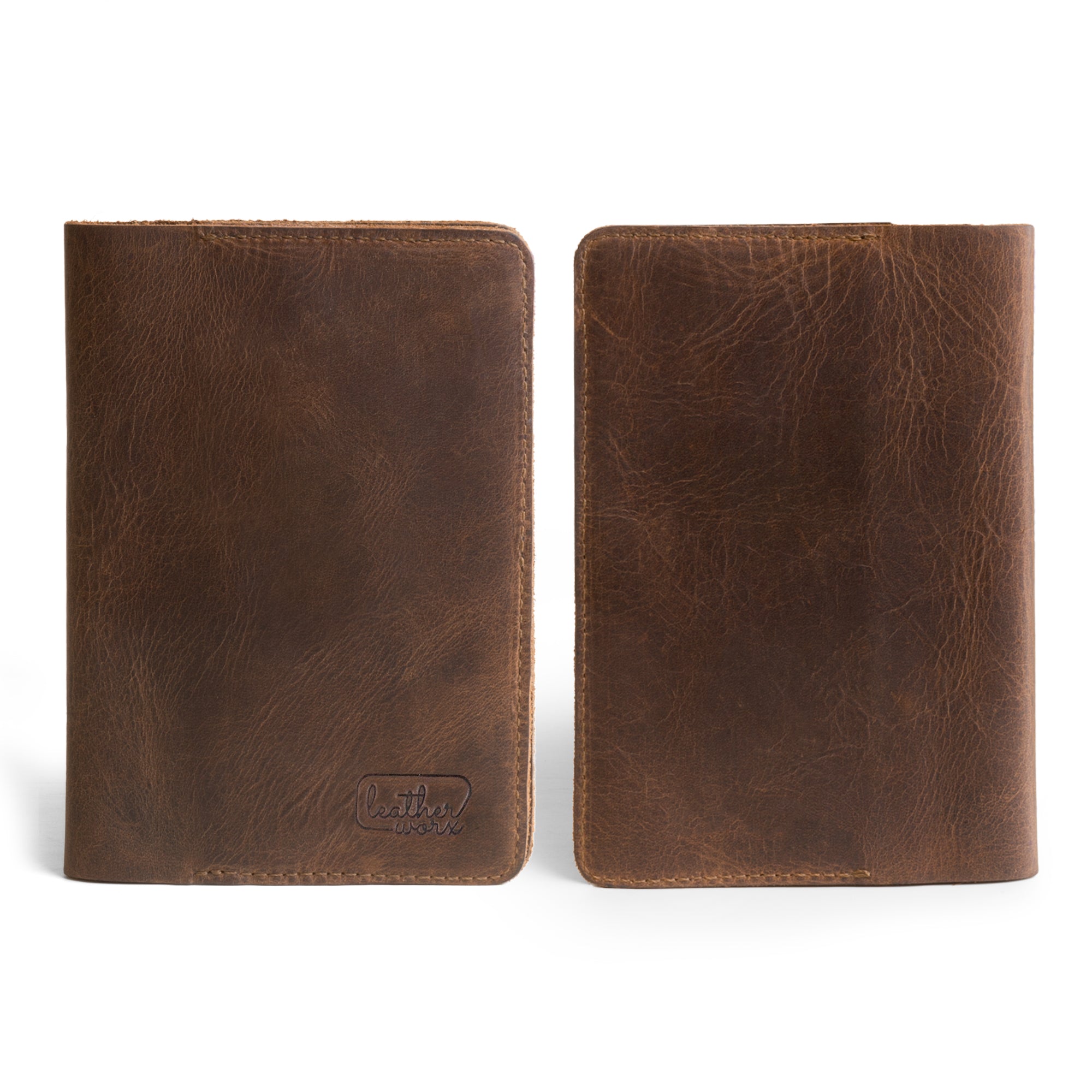 Exterior view of the Field Notes Carrier by Leather Worx, featuring a rich leather finish. This stylish Field Notes Cover acts as a Leather Notebook Cover 3.5 x 5.5 in., providing a secure space for your notepad. With its handmade qualities, it's perfect for anyone looking for a luxurious, durable storage solution, sourced from full grain leather and expertly crafted in La Antigua Guatemala.