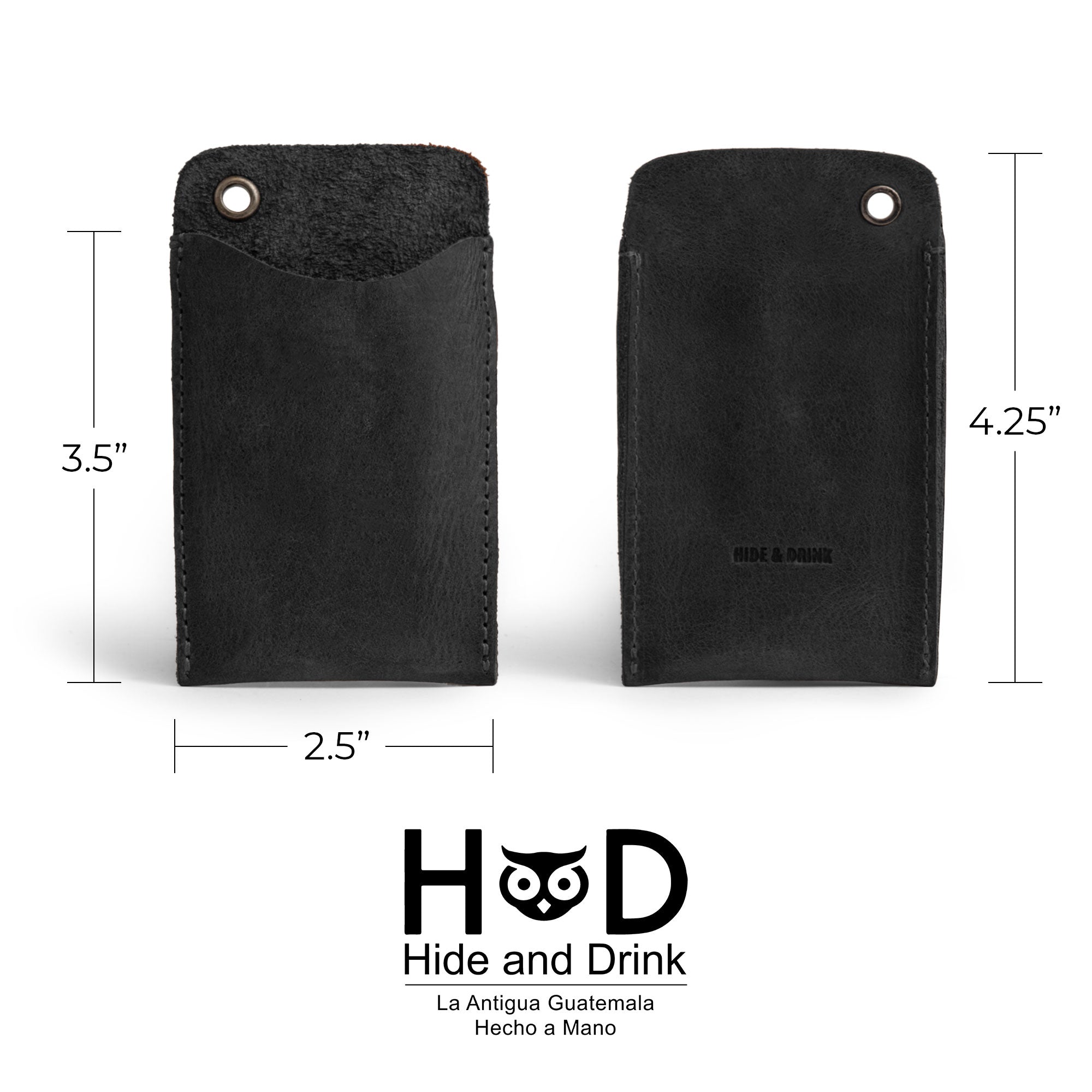 Hide & Drink's Multitool Pocket Sleeve EDC, demonstrating its utility with multitools inside, crafted from black full grain leather. This product is a perfect example of artisan craftsmanship from La Antigua Guatemala, made with passion and precision.