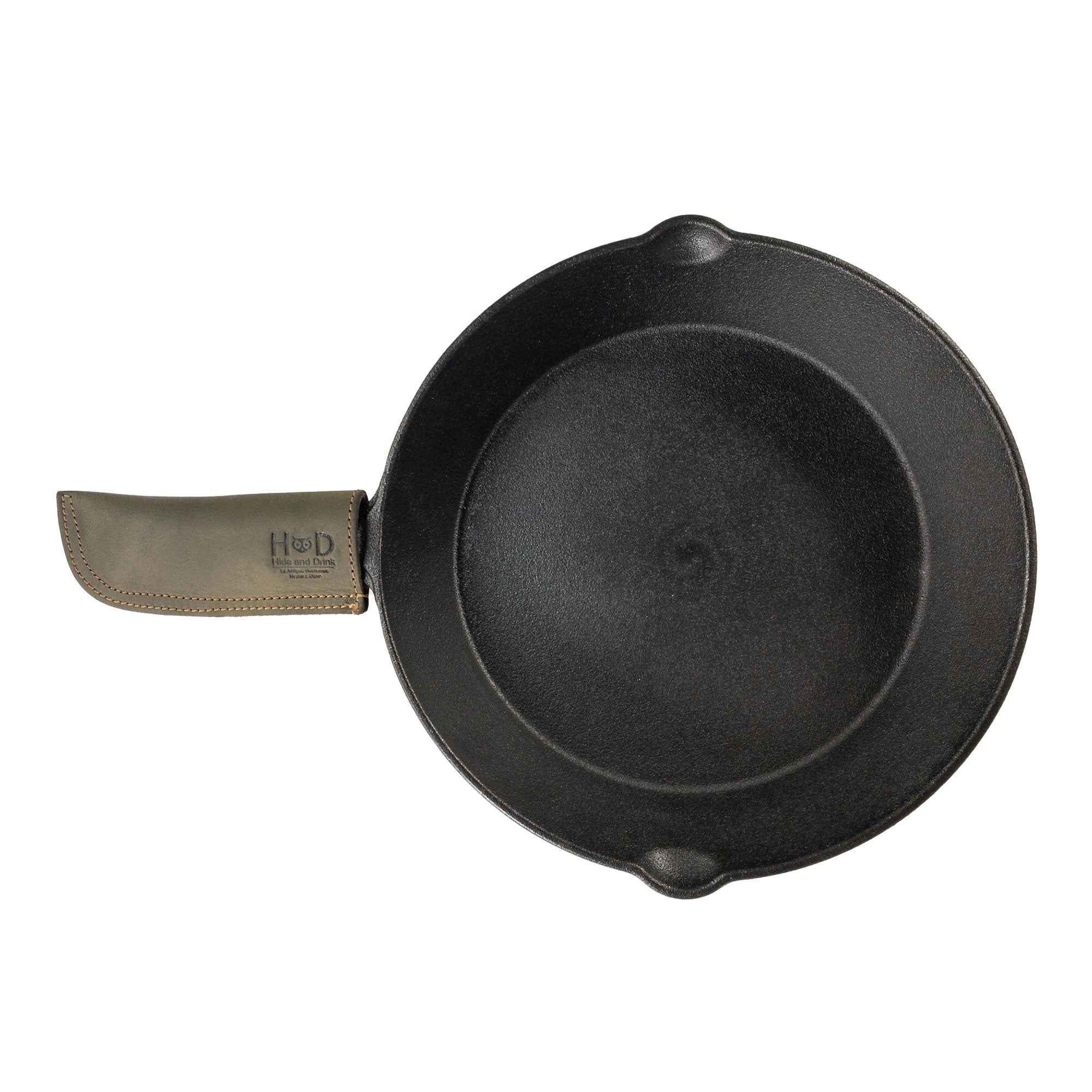 Hide & Drink Cast Iron Panhandle Cover shown with its unique dimensions. This artisan hot handle protector is made from durable double stitched full grain leather, blending safety with style while being easy to grip. Handmade in La Antigua Guatemala & Oaxaca Mexico, it complements any kitchen collection.