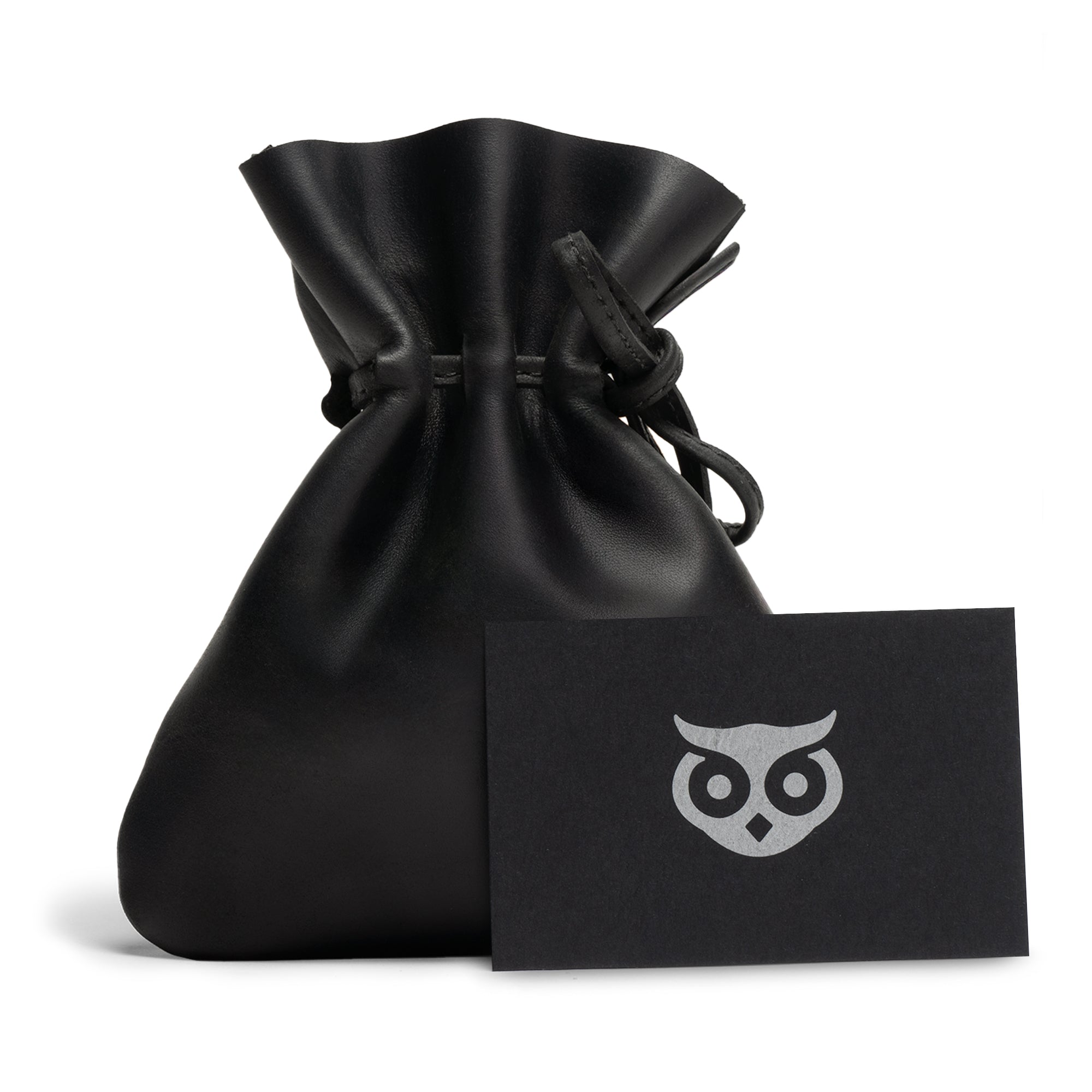 The black variant of the Medieval Coin Pouch by Hide & Drink is presented with an exclusive card, reflecting its premium quality. This Medieval Drawstring Coin Pouch exudes vintage charm while being made of Full Grain Leather, ideal for cosplay and everyday use, showcasing artisan craftsmanship. Handmade in La Antigua Guatemala & Oaxaca Mexico.