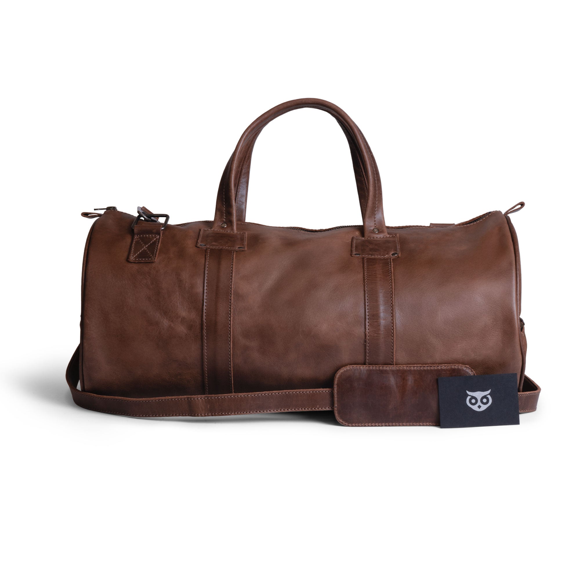Classic Duffle Bag by Hide & Drink, highlighting its classic design in Full Grain Leather with an adjustable strap and zipper closure, ideal for travel. This versatile Messenger Bag is handmade in small batches by artisans in La Antigua Guatemala & Oaxaca Mexico.