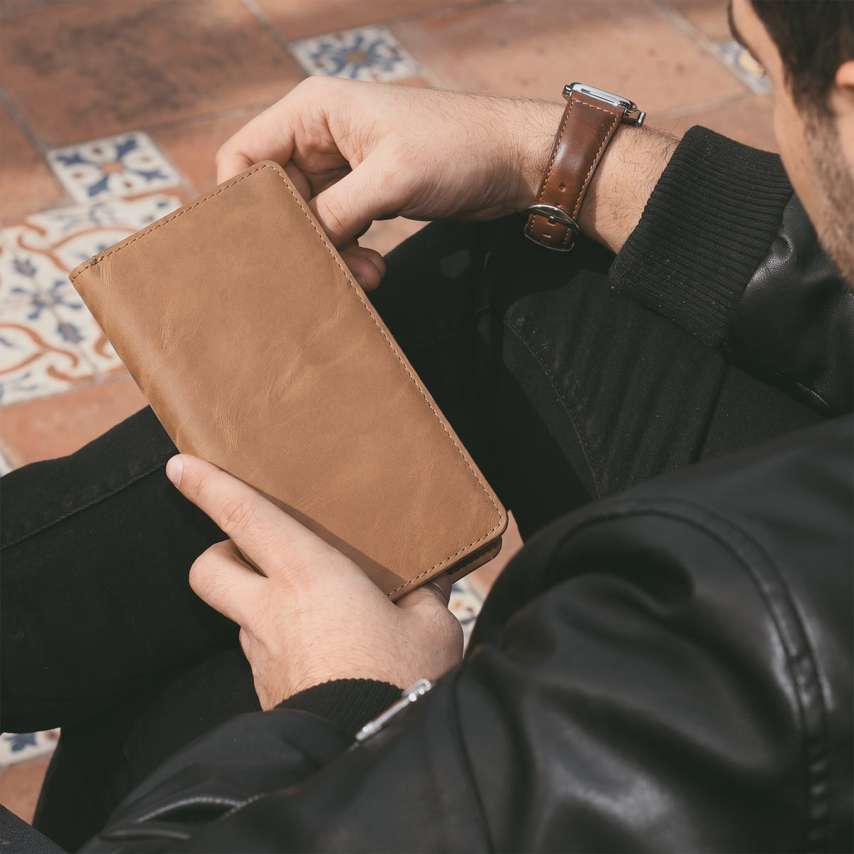 An image illustrating the dimensions of the rustic bifold wallet for cellphone by Hide & Drink. This infographic showcases the practical size of the Bifold Wallet for Cellphone made from Full Grain Leather. Each piece reflects artisan work through small batch production in La Antigua Guatemala & Oaxaca Mexico.