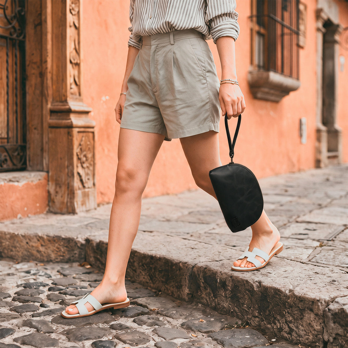 Stylish Accessory Pouch Organizer Hand Bag in black leather by Hide & Drink, showcasing full grain quality. This Cosmetic Travel Organizer with Hand Strap for Women serves as a chic Makeup Bag or Classic Handbag, highlighting artisan craftsmanship from La Antigua Guatemala & Oaxaca Mexico.