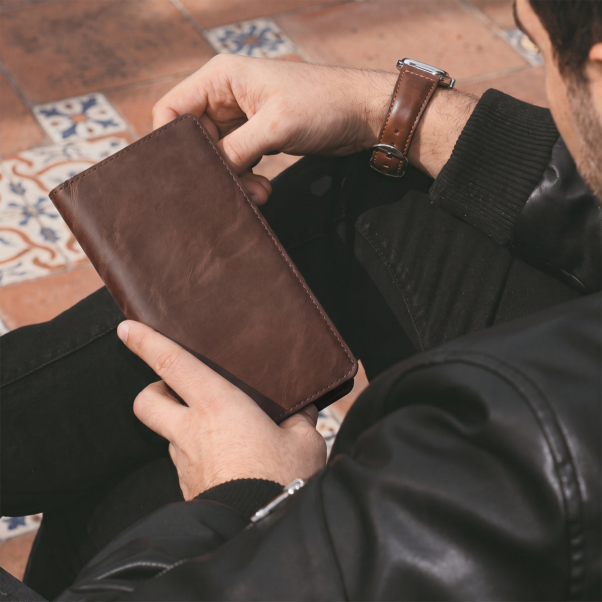 Exterior of the bifold wallet for cellphone by Hide & Drink in a smooth leather finish. This Bifold Wallet for Cellphone offers a sophisticated touch with its Full Grain Leather construction. Perfect for everyday use, this wallet is made through small batch production by skilled artisans in La Antigua Guatemala & Oaxaca Mexico.