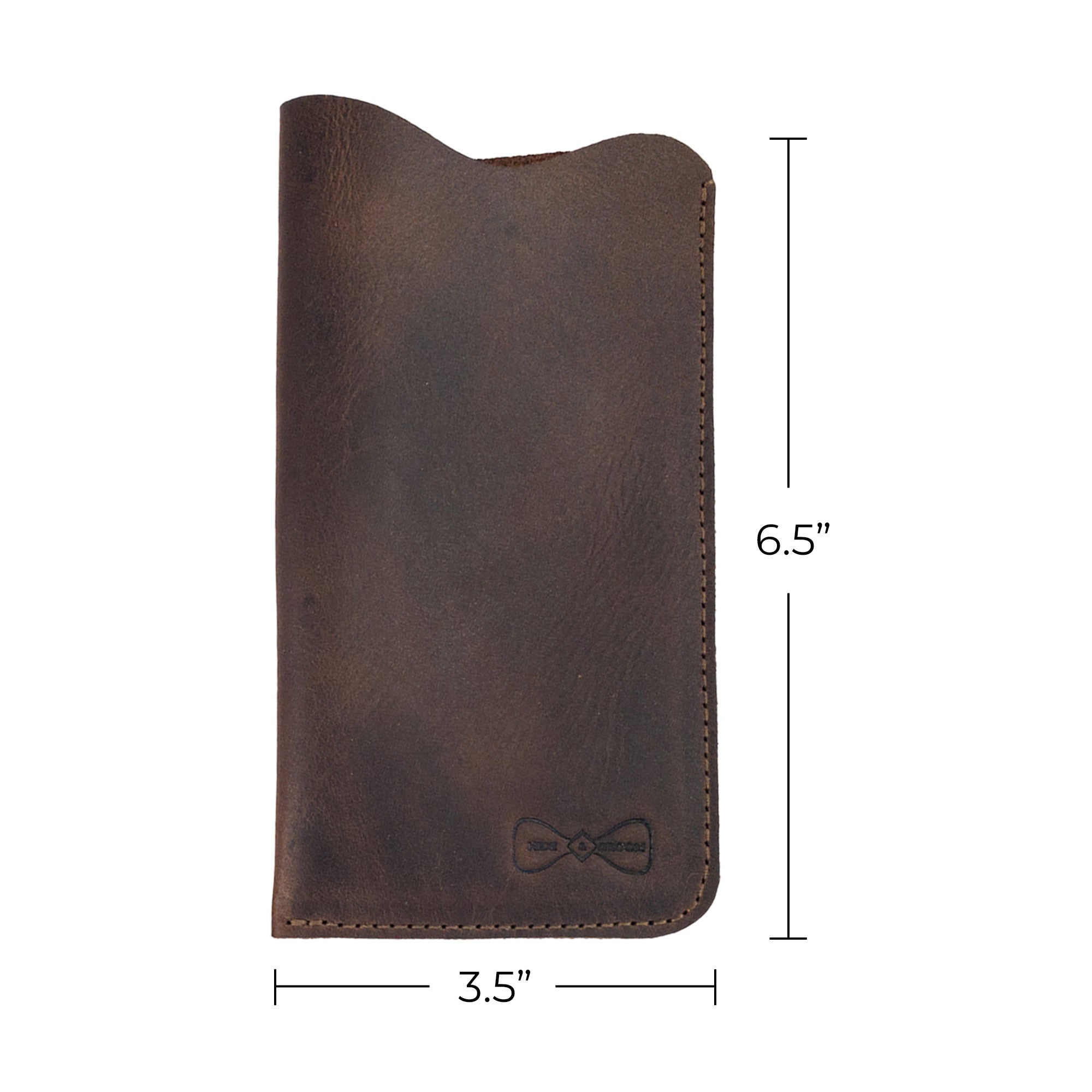 Hide & Groom Set of 2 Sunglasses Case featuring detailed dimensions, showcasing the leather eyeglass sleeve's size. This artisan product combines elegance and functionality, providing safe storage for travel with high-quality materials handcrafted in La Antigua Guatemala & Oaxaca Mexico.