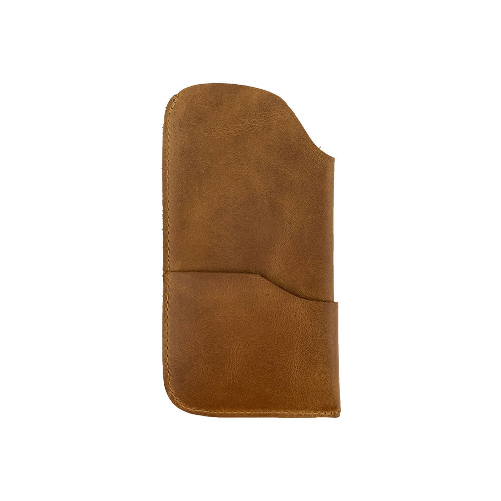 Flaunting the Hide & Drink Sunglass Case & Wallet, perfectly designed for eye-care comfort. This Rustic Sunglasses Case & Wallet showcases the elegance of Full Grain Leather, serving as a chic glasses protector for travel, handmade in La Antigua Guatemala & Oaxaca Mexico.