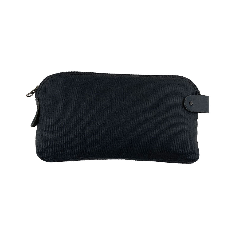 Dopp Kit Utility Bag by Hide & Drink presenting a refined rustic style ideal for organization. This artisan Dopp Kit Utility Bag is made from full grain leather, emphasizing artisan methodologies such as hand cut and hand sewn production in small batches, handmade in La Antigua Guatemala & Oaxaca Mexico.