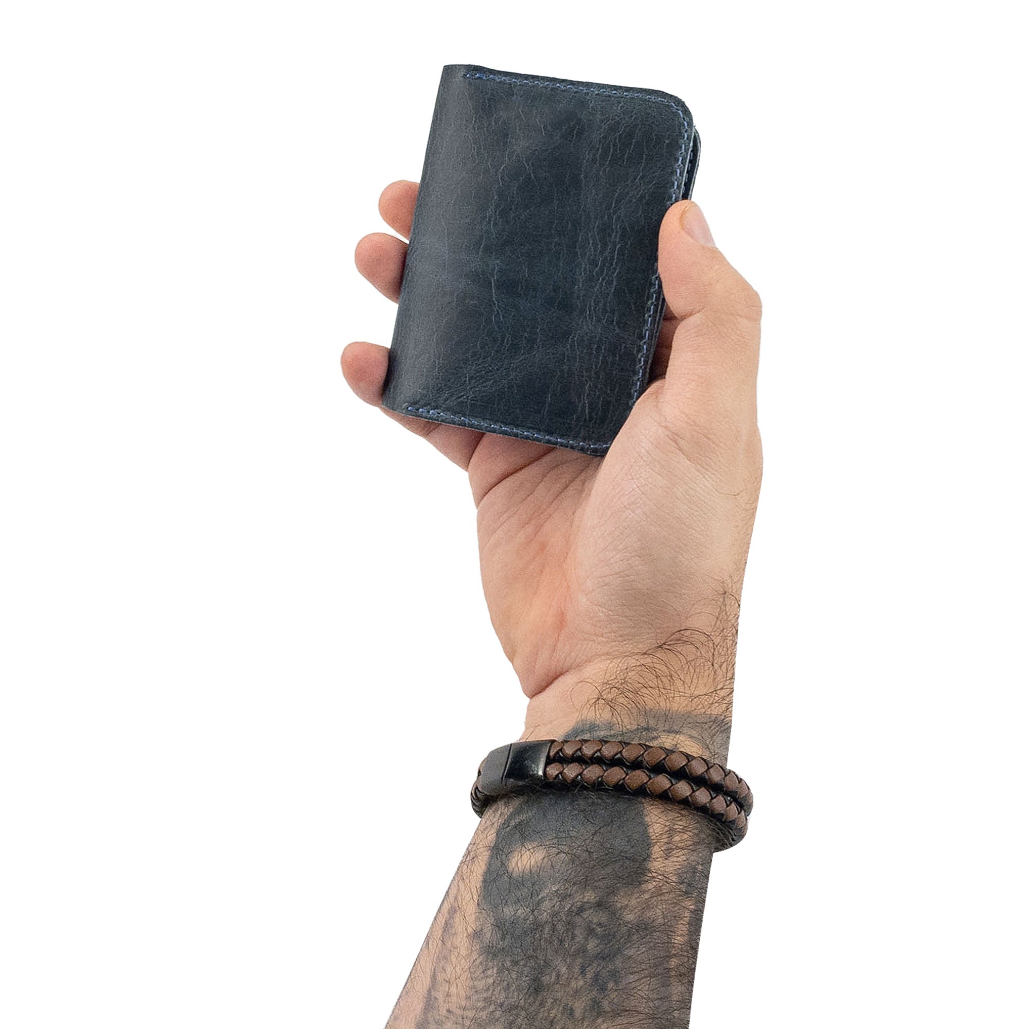 Dimensions displayed on the brown Bi-Fold Card Wallet Diagonal by Hide & Drink, emphasizing its ideal size for carrying essentials organized stylishly.