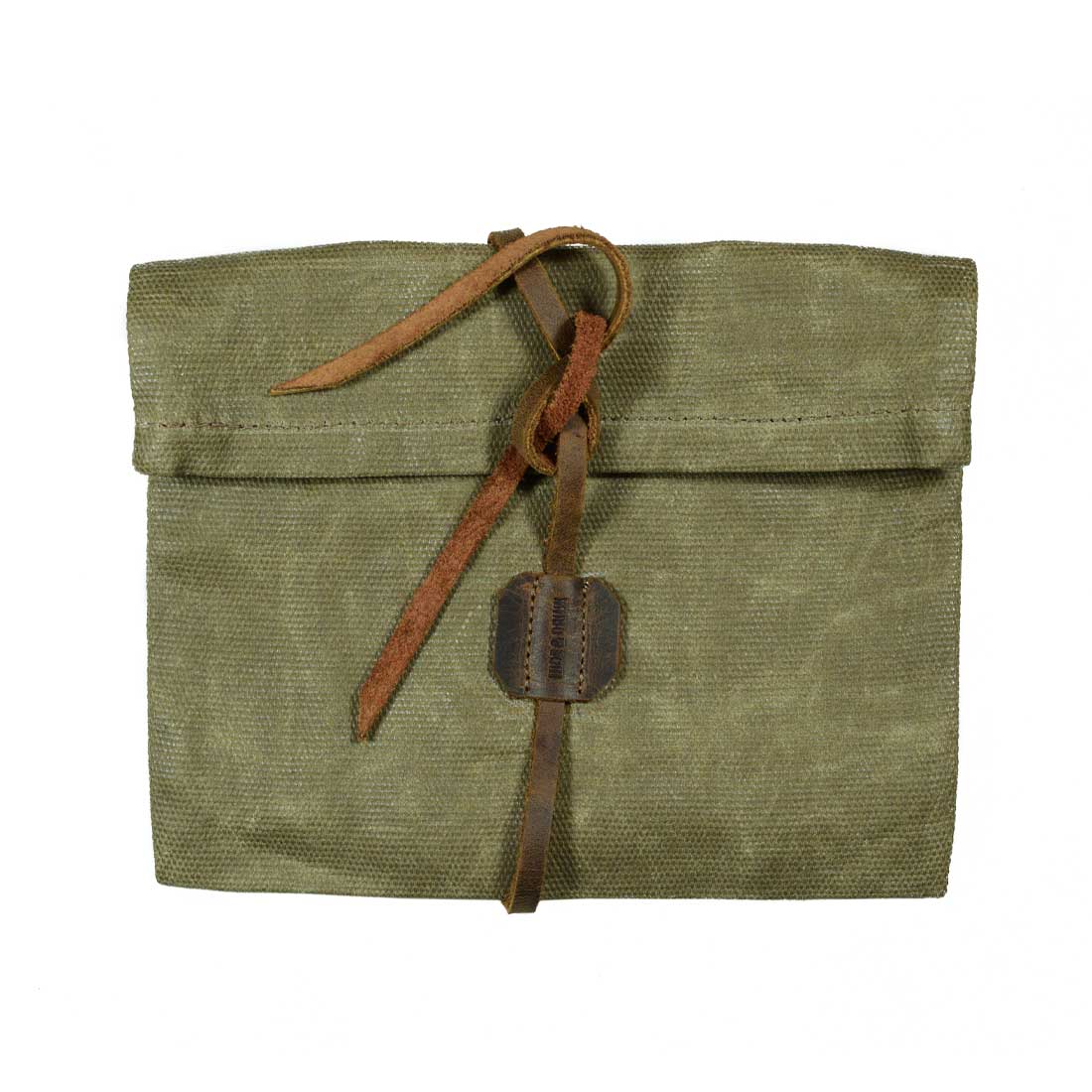 Hide & Drink presents the Rolling Pouch, a versatile Survival Roll Top Pouch crafted from durable Waxed Canvas & Full Grain Leather. This multipurpose bag is a must-have for all your outdoor accessories, made artisanally in La Antigua Guatemala & Oaxaca, Mexico.