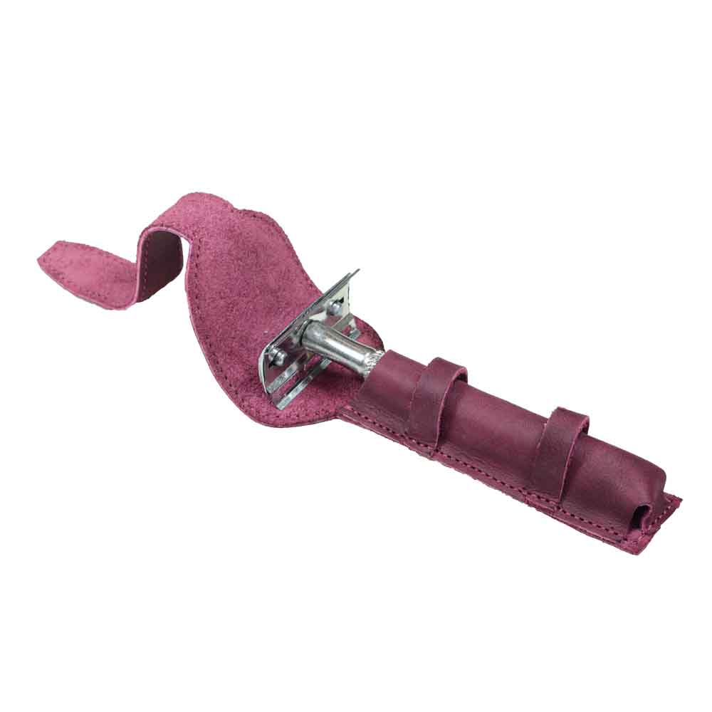 Experience the rugged style of the Edge Safety Razor Protective Case by Hide & Drink, designed in premium full grain leather. This artisan-made double edge safety razor pouch reflects the craftsmanship of small batch production.