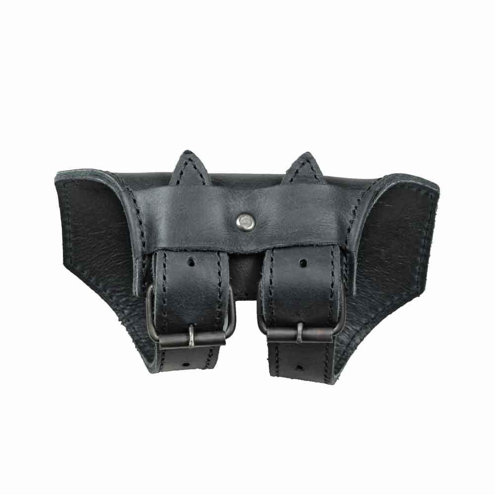 Close-up of the Hide & Drink Six-Pack Cinch displaying its sturdy design in Full Grain Leather. Perfect for securing a six-pack while cycling, this handmade Bicycle Beer Carrier represents artisan work and quality craftsmanship from La Antigua Guatemala & Oaxaca Mexico.