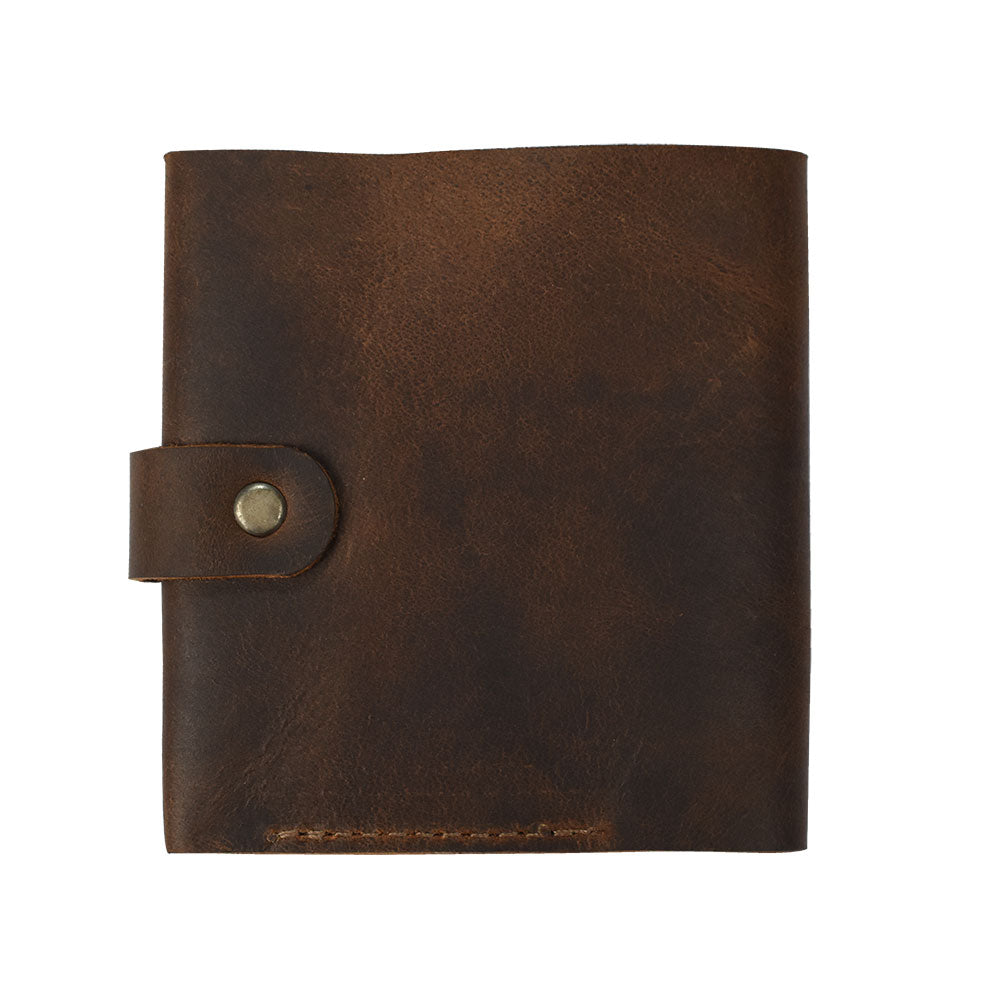 The back view of the Minimalist Bi-fold Wallet by Hide & Drink, showcasing its durable Full Grain Leather construction. This stylish wallet holds up to 5 cards plus flat bills, making it an ideal everyday accessory. Each wallet is artisan-made, emphasizing small batch production with hand cut and hand sewn details, proudly crafted in La Antigua Guatemala & Oaxaca Mexico.