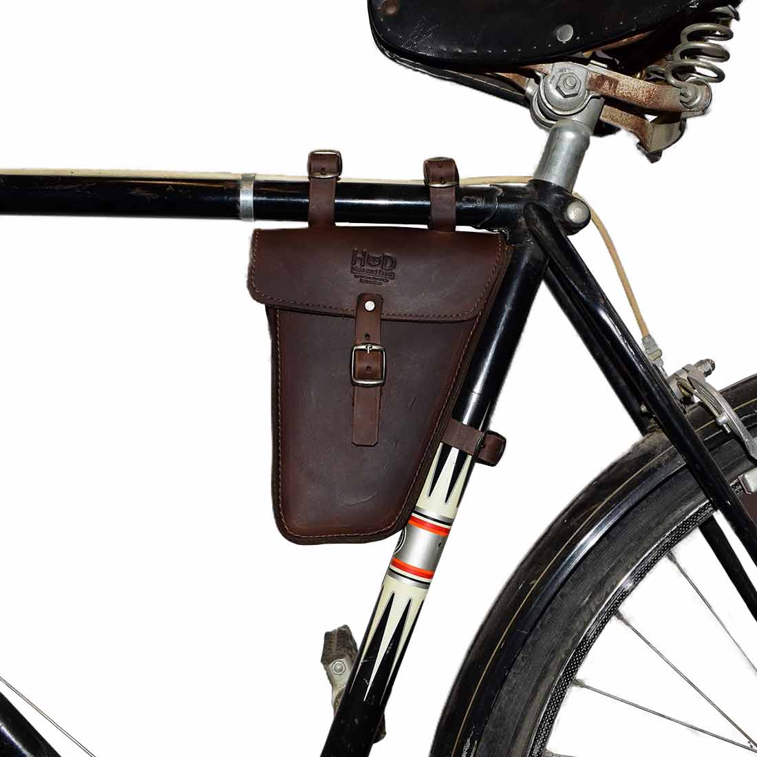 Hide & Drink's Frame Bag For Bicycle showcased on a bike, ideal for storing repair tools. This Triangular Frame Bag for Bicycle is a perfect accessory for bikers, crafted from Full Grain Leather and handmade in La Antigua Guatemala & Oaxaca Mexico. It’s a great tool pouch for storing bike essentials, featuring small batch production and artisan craftsmanship.