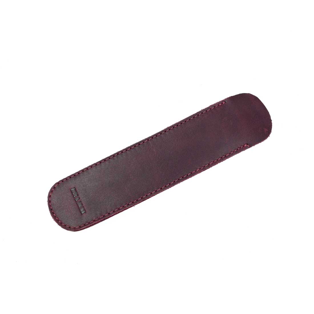 The Vintage Pen Sleeve dimensions are demonstrated here, showcasing its compact size that perfectly fits standard pens. Hide & Drink’s artisan approach ensures each product is unique.