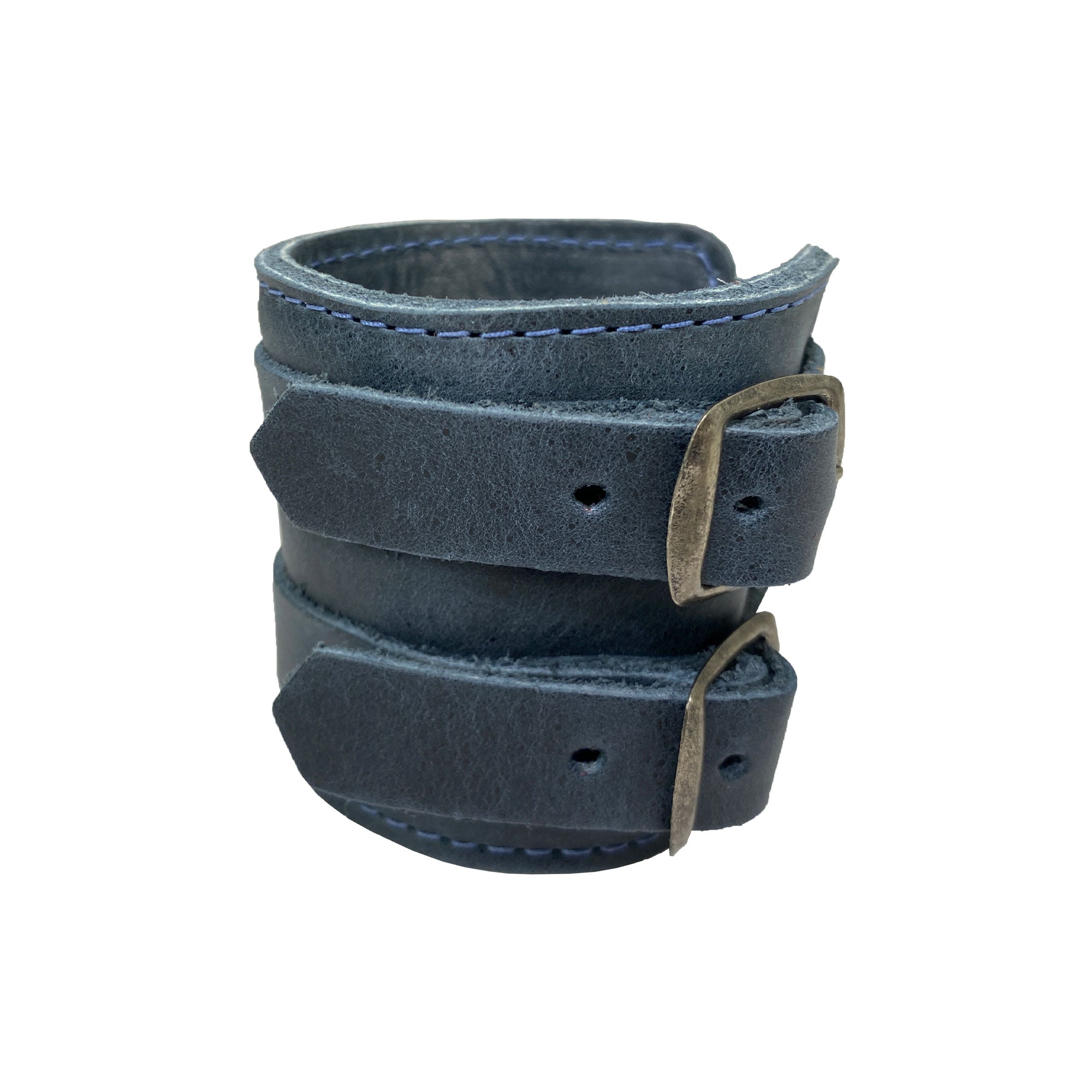 Display of Hide & Drink's Wrist-Wallet-Cuff showcasing the craftsmanship of Full Grain Leather. This stylish rustic leather bracelet includes a hidden pouch for bills and an inner zippered pouch, ideal for those seeking functionality. Handmade in La Antigua Guatemala & Oaxaca Mexico, highlighting the dedication to artisan quality.