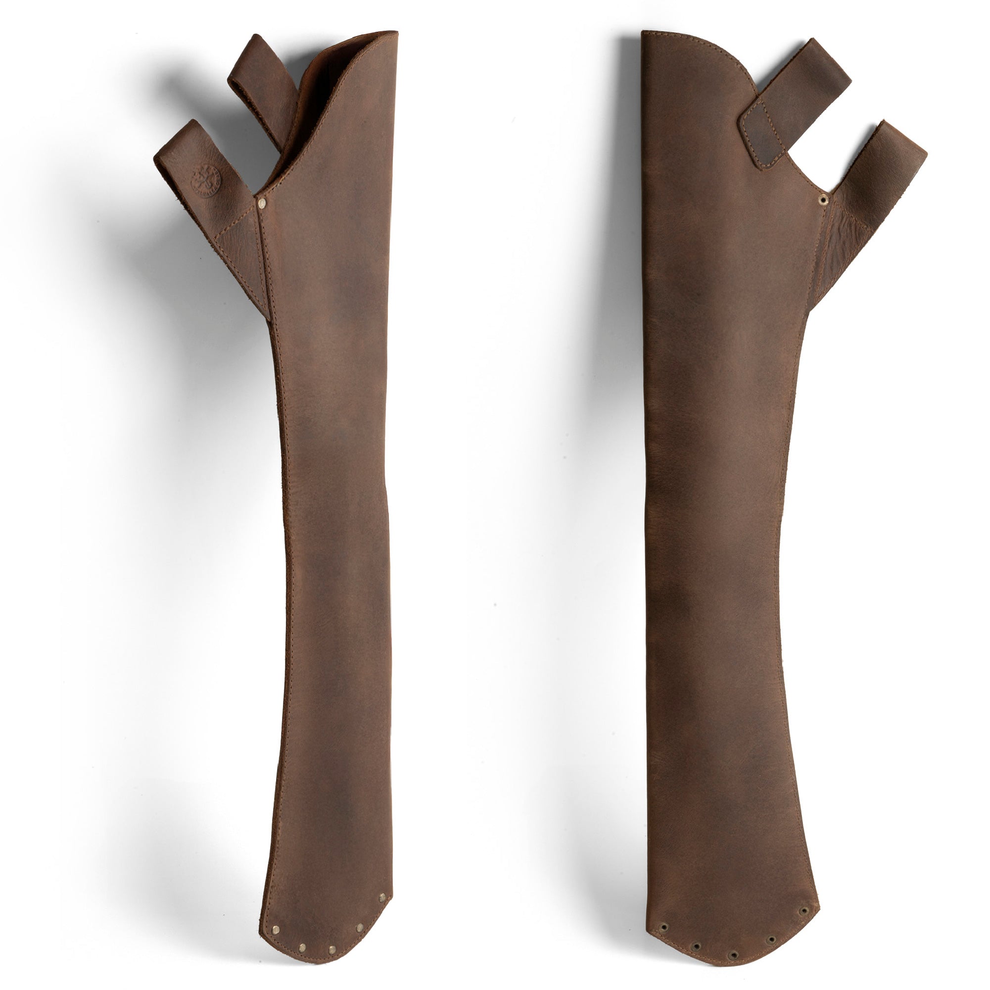A detailed view of the Valhalla Gear Hip Quiver, designed for archery with full grain leather. This fantastic Leather Hip Quiver for Arrows serves as a Hunting Quiver Arrow Holder and an Archery Quivers Holder, emphasizing its role as the best compound bow arrow quiver for recurve bows and back quivers. Made artisanally in La Antigua Guatemala with hand cut, hand sewn, and fire branded craftsmanship.