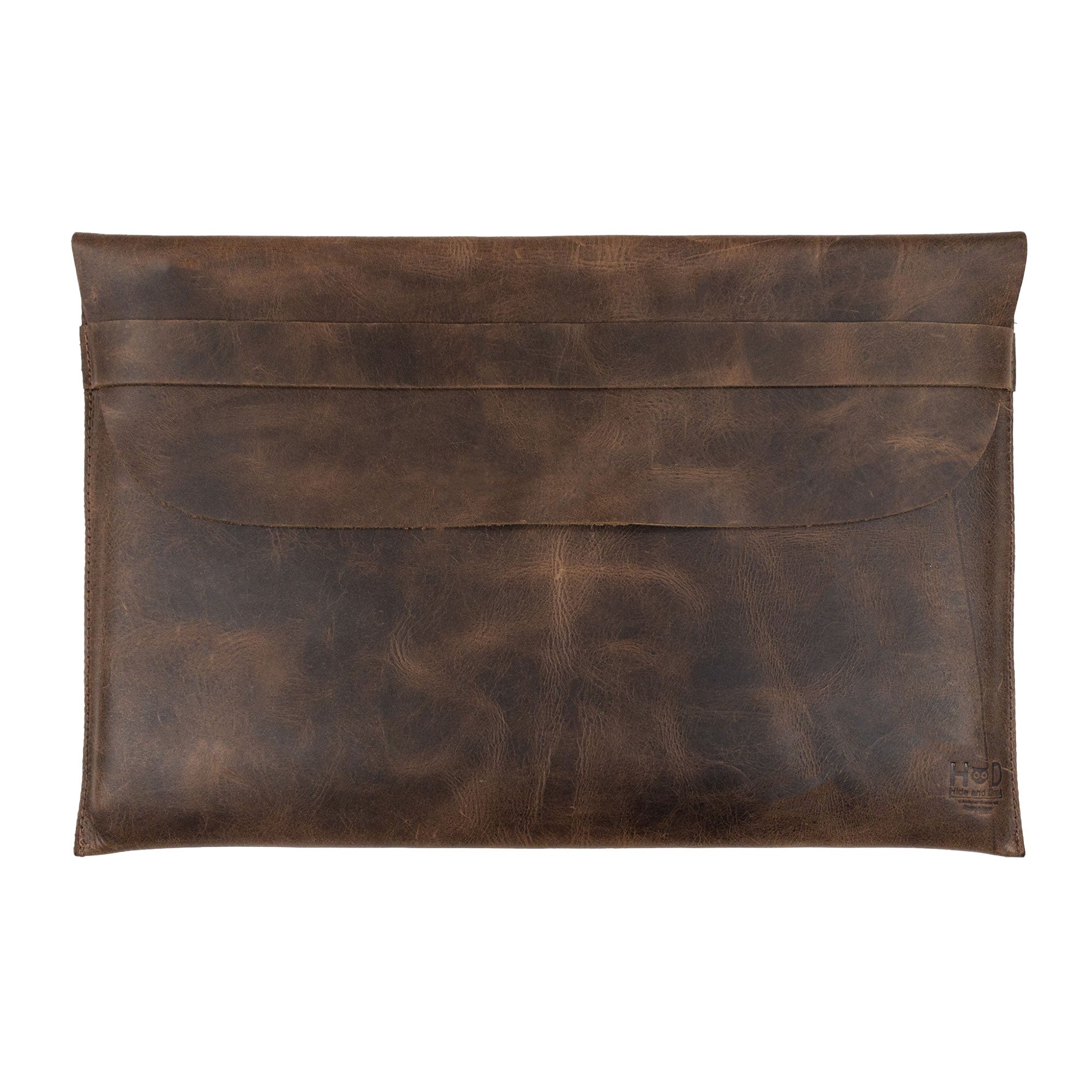 Front view of the MacBook Slim Case from Hide & Drink, crafted from durable full grain leather. Ideal for MacBook Air/Pro 13 Inch with M1 Chip, it combines rustic elegance with artisan craftsmanship, including hand cut and hand sewn elements, made with love in La Antigua Guatemala.