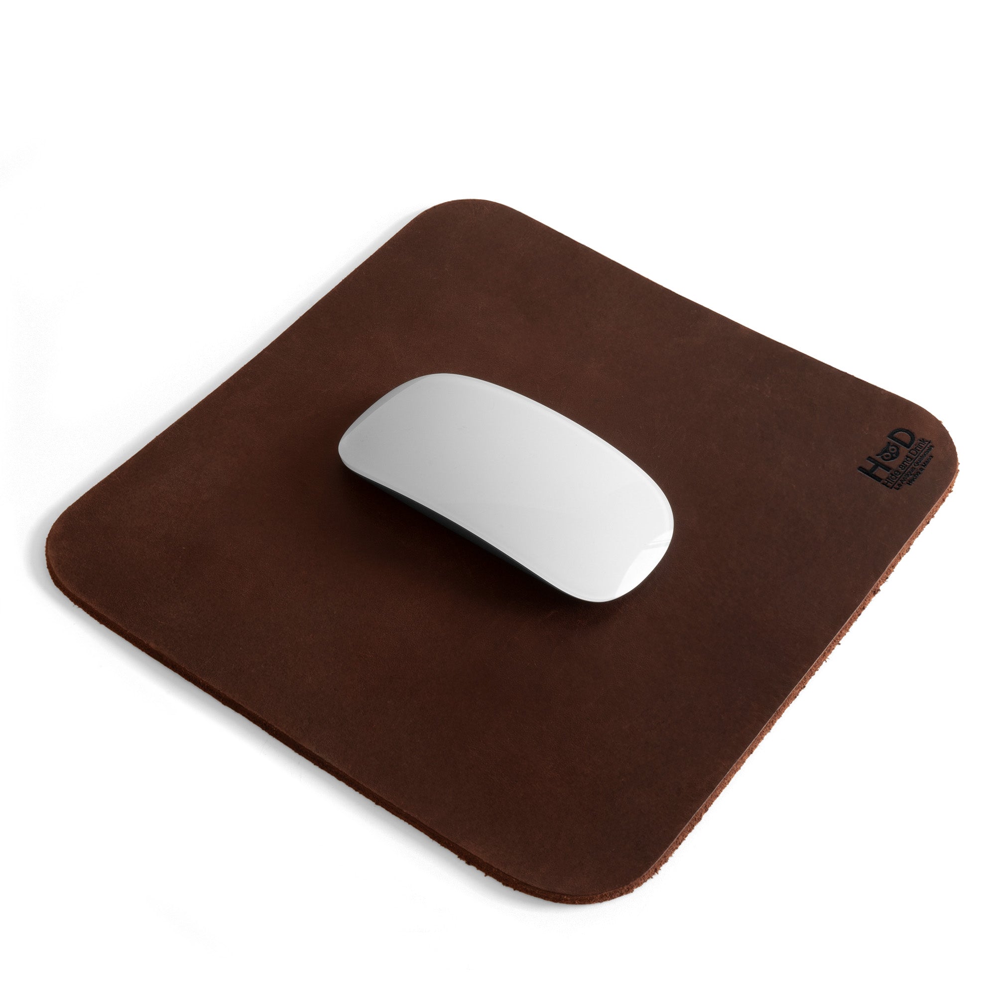 Hide & Drink Mousepad made of genuine leather, featuring a smooth surface ideal for Apple Magic Mouse & PC. This anti-slip leather mousepad is ergonomically designed with a non-slip base, perfect for a stylish workspace, showcasing the artisan craftsmanship from La Antigua Guatemala & Oaxaca Mexico.