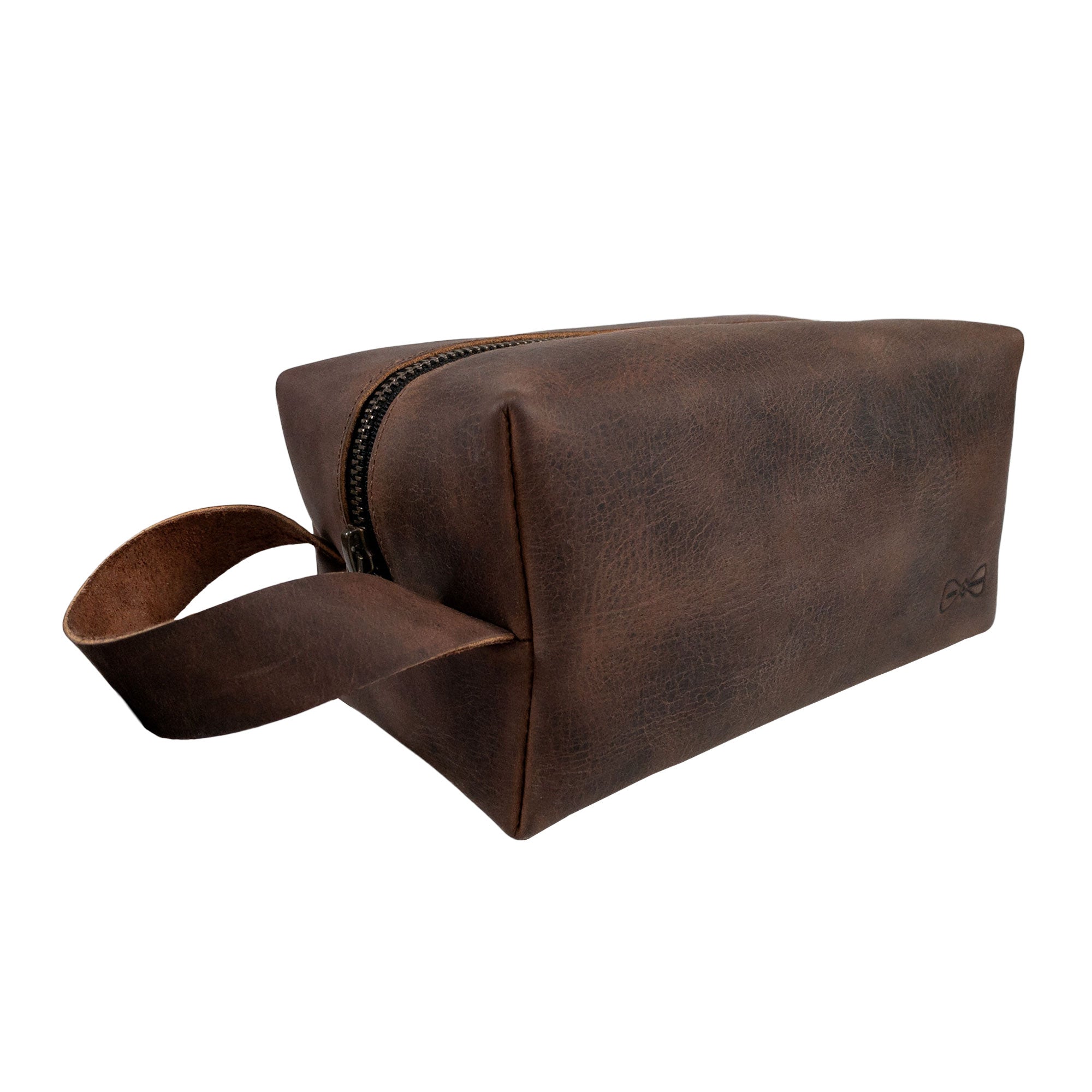 Hide & Groom's rustic toiletry bag for groomsmen showcases its handcrafted design, perfect for best men, bachelor parties, or wedding ceremonies. This stylish bag is made of full grain leather and serves well as a shaving kit storage or bathroom bag, reflecting small batch production and artisan craftsmanship made in La Antigua Guatemala.