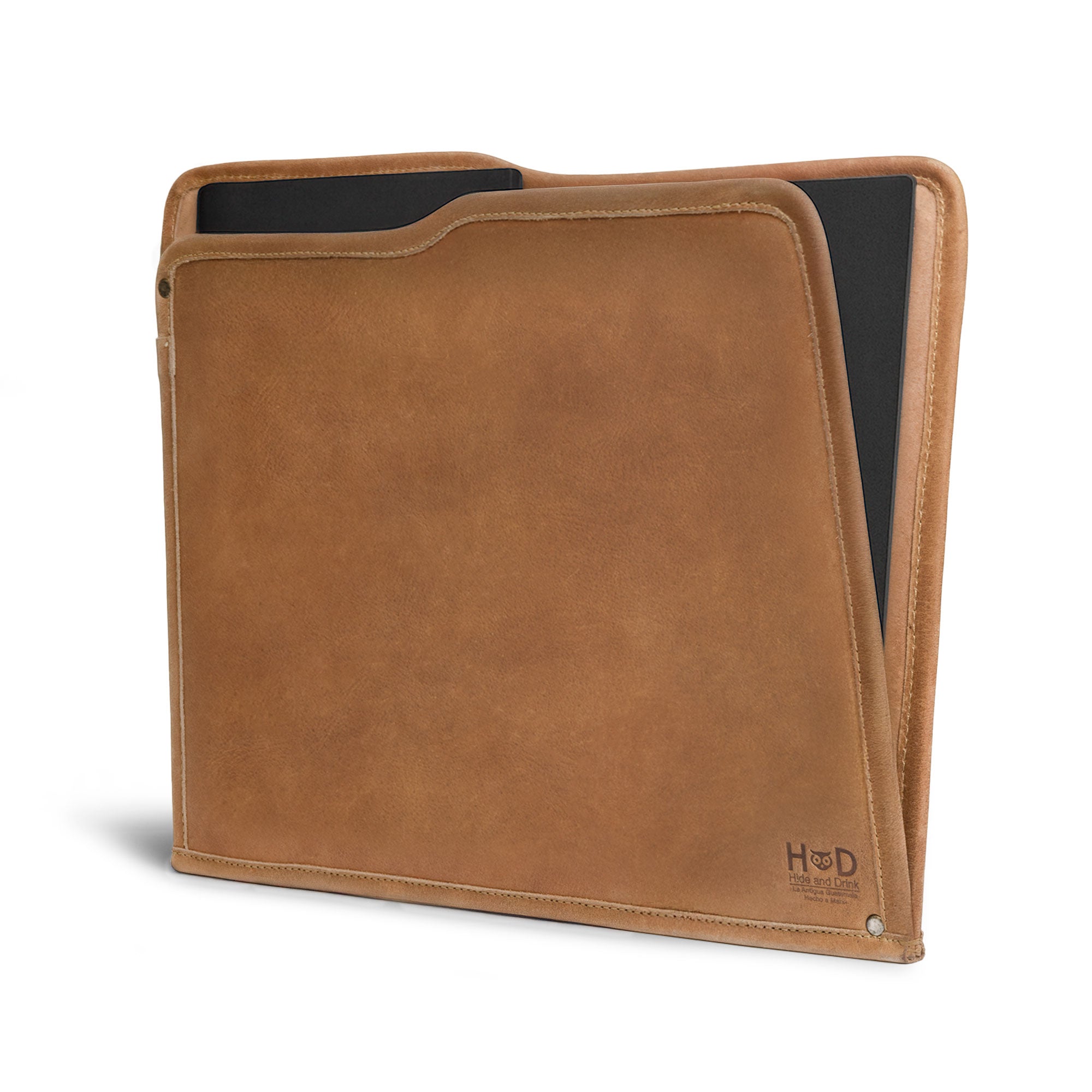 Side view of the tan Manila Folder by Hide & Drink, showcasing its design as a Document Holder. Constructed from quality Full Grain Leather, this product reflects Small Batch Production and the skilled artisans of La Antigua Guatemala and Oaxaca Mexico.