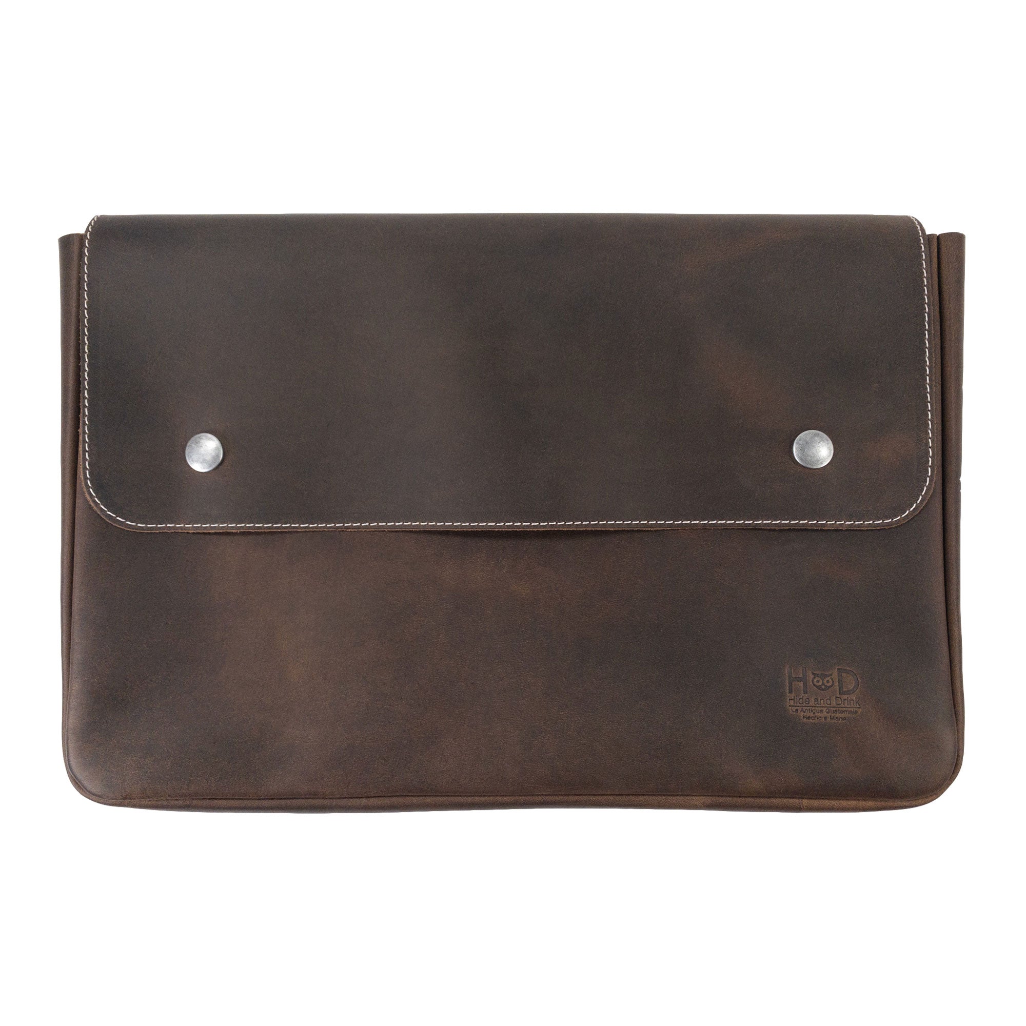 Hide & Drink's Vintage Folder Holder presented with a focus on elegant design and high-quality Handmade Leather. This Document Holder embodies vintage envelope charm and is made from durable Full Grain Leather, reflecting the values of Small Batch Production from La Antigua Guatemala & Oaxaca Mexico.