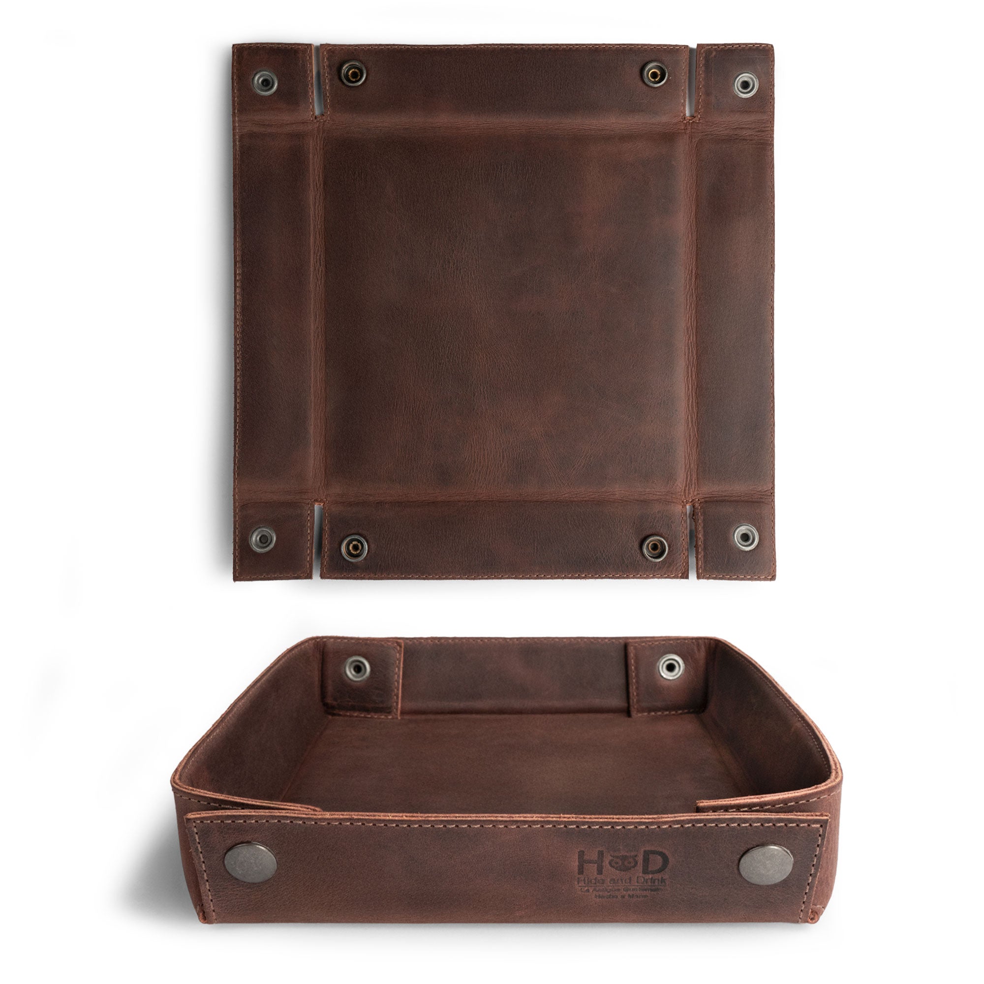 Hide & Drink Jumbo Tray in full grain leather, featuring a rugged design for organizing small items like change and jewelry. This catchall tray combines easy access with durable materials, reflecting artisan craftsmanship from La Antigua Guatemala.