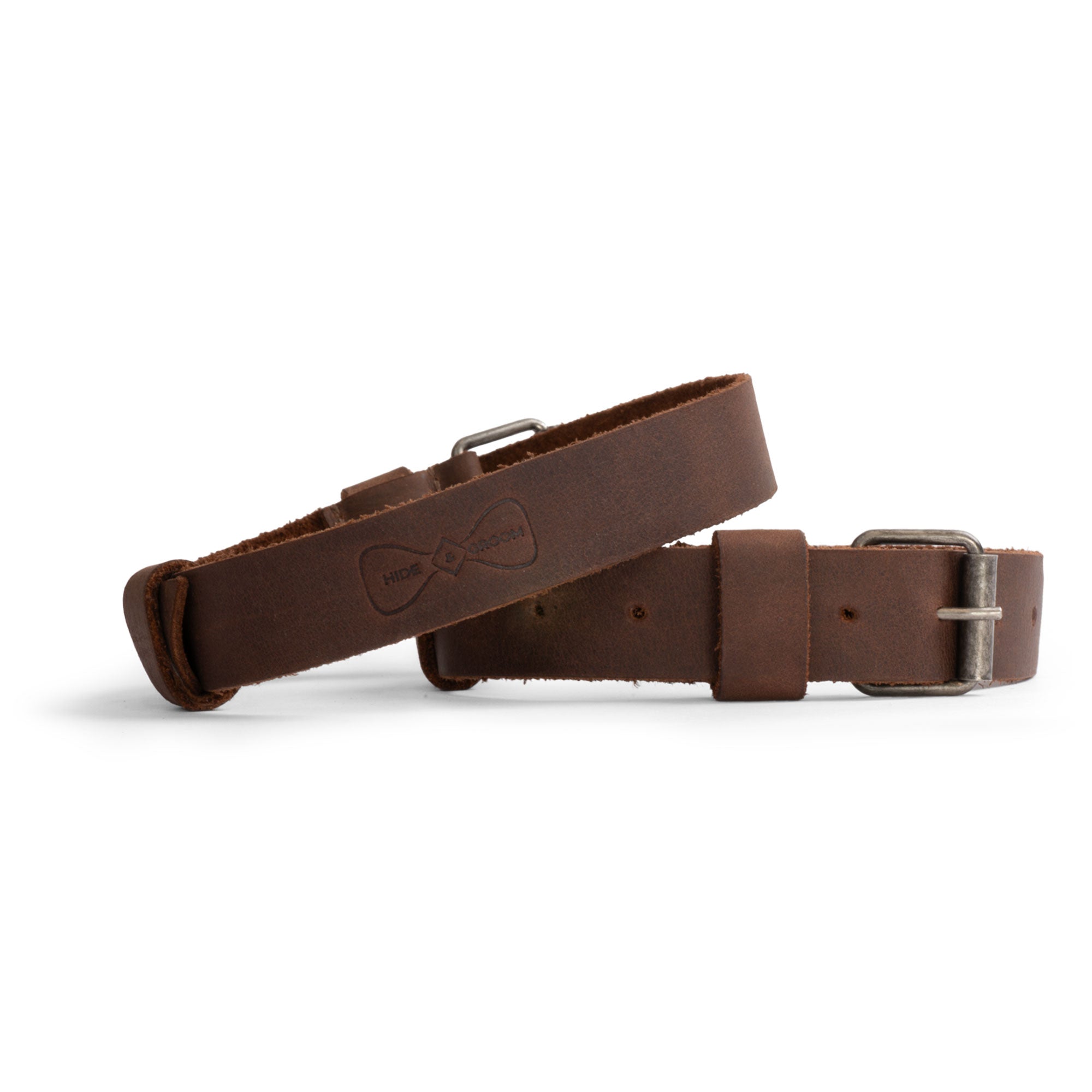 A detailed view of the Sleeve Garter (2 Pack) by Hide & Groom, highlighting the rich brown full grain leather. This image emphasizes the adjustable straps, perfect for arm shirts, along with the anti-slip design of the armbands. Celebrating craftsmanship, these handmade sleeve garters represent small batch production techniques with hand-cut and hand-sewn details, fire branded for a unique touch, created by artisans in La Antigua, Guatemala, and Oaxaca, Mexico.