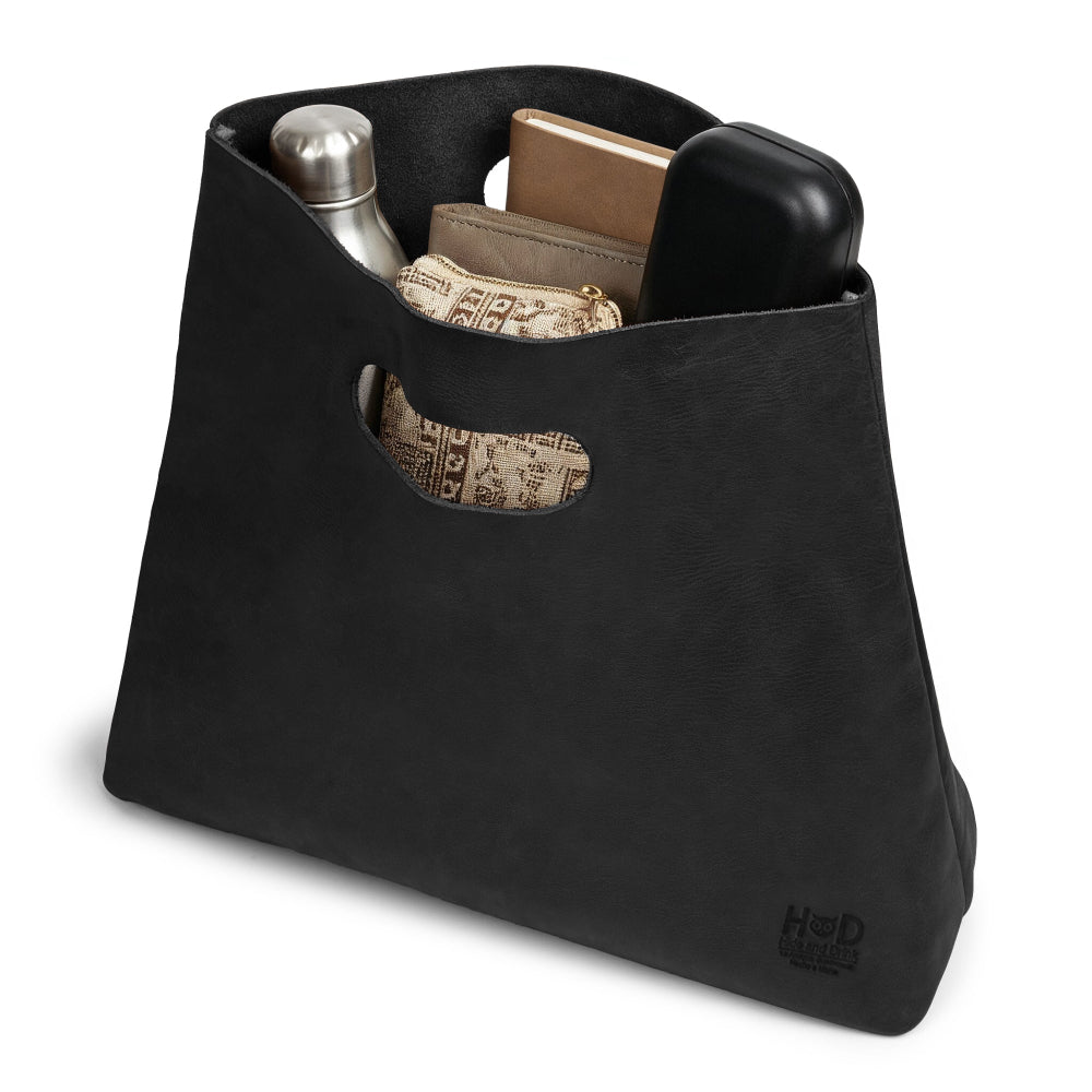 Close-up of the edge of the Hide & Drink Minimalist Boho Handbag in black leather, demonstrating its fine crafting. This stylish Minimalist Handbag for Women is perfect for everyday use, handmade in La Antigua Guatemala & Oaxaca Mexico.