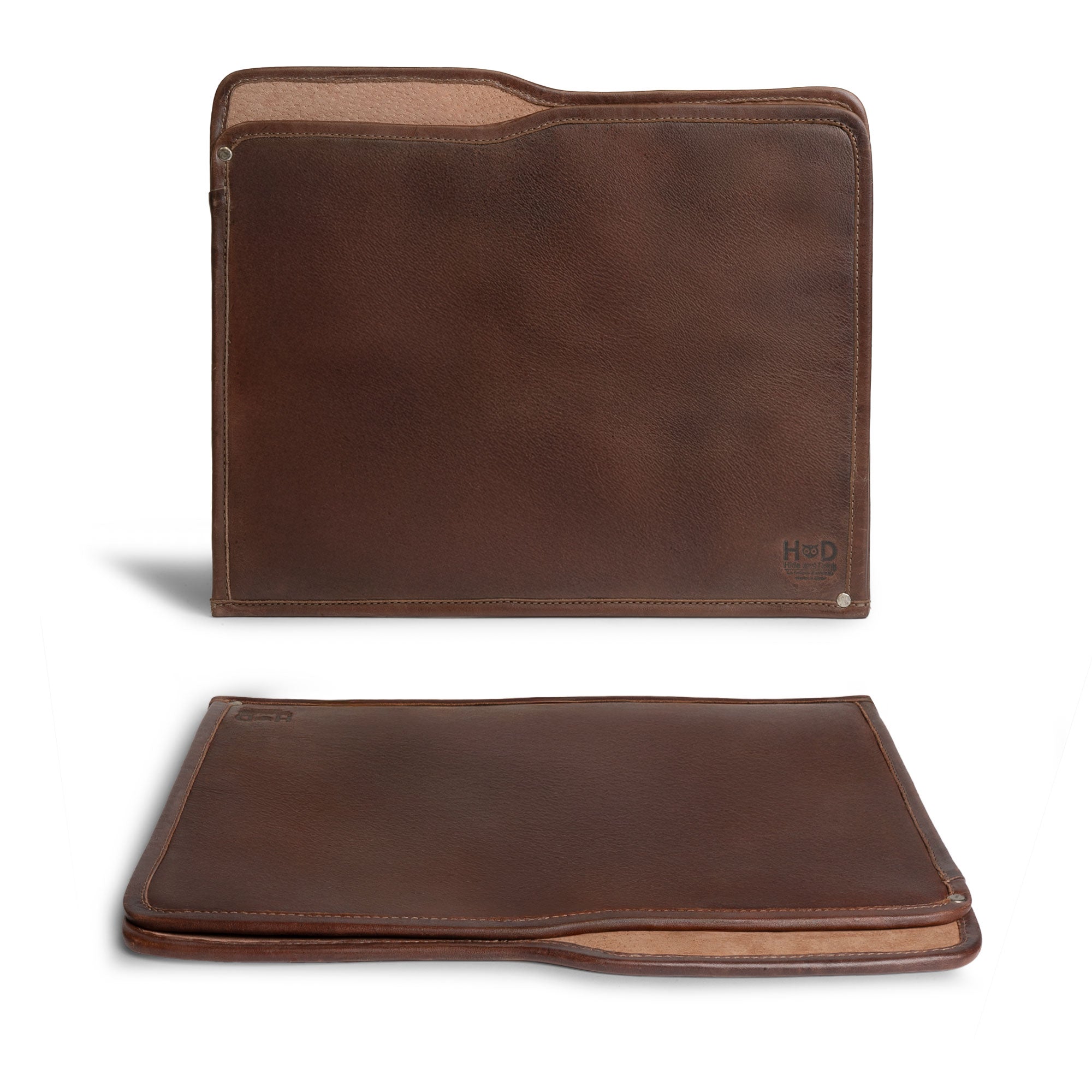 The sleek Manila Folder by Hide & Drink, designed as a stylish Document Holder, offers ample space for paperwork. Made from durable Full Grain Leather, this piece is a testament to Small Batch Production and the artistry of handmade goods from La Antigua Guatemala and Oaxaca Mexico.