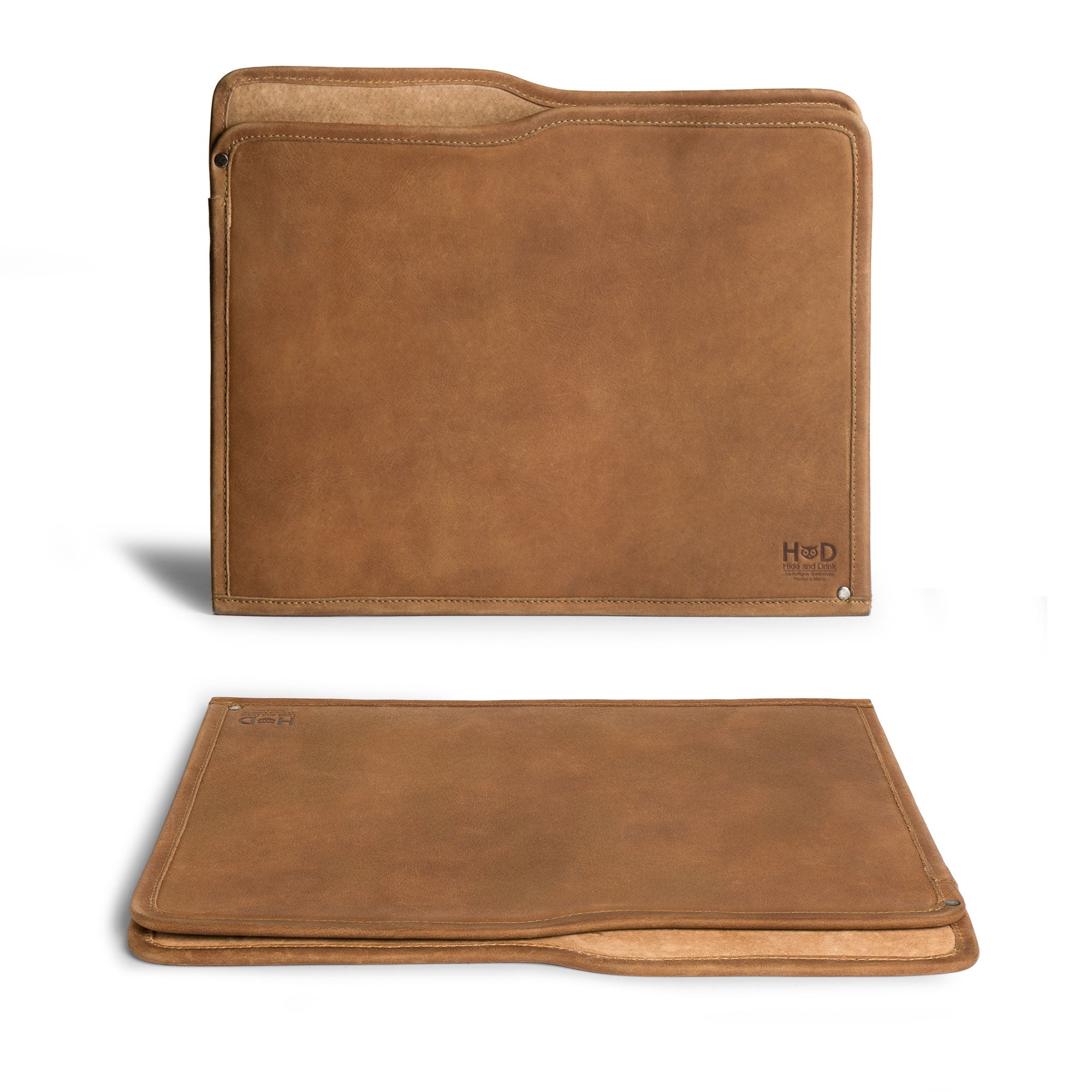 The tan Manila Folder by Hide & Drink laid out flat, demonstrating its practicality as a Document Holder. Handcrafted from Full Grain Leather, this piece emphasizes Small Batch Production and artisan work from La Antigua Guatemala and Oaxaca Mexico.