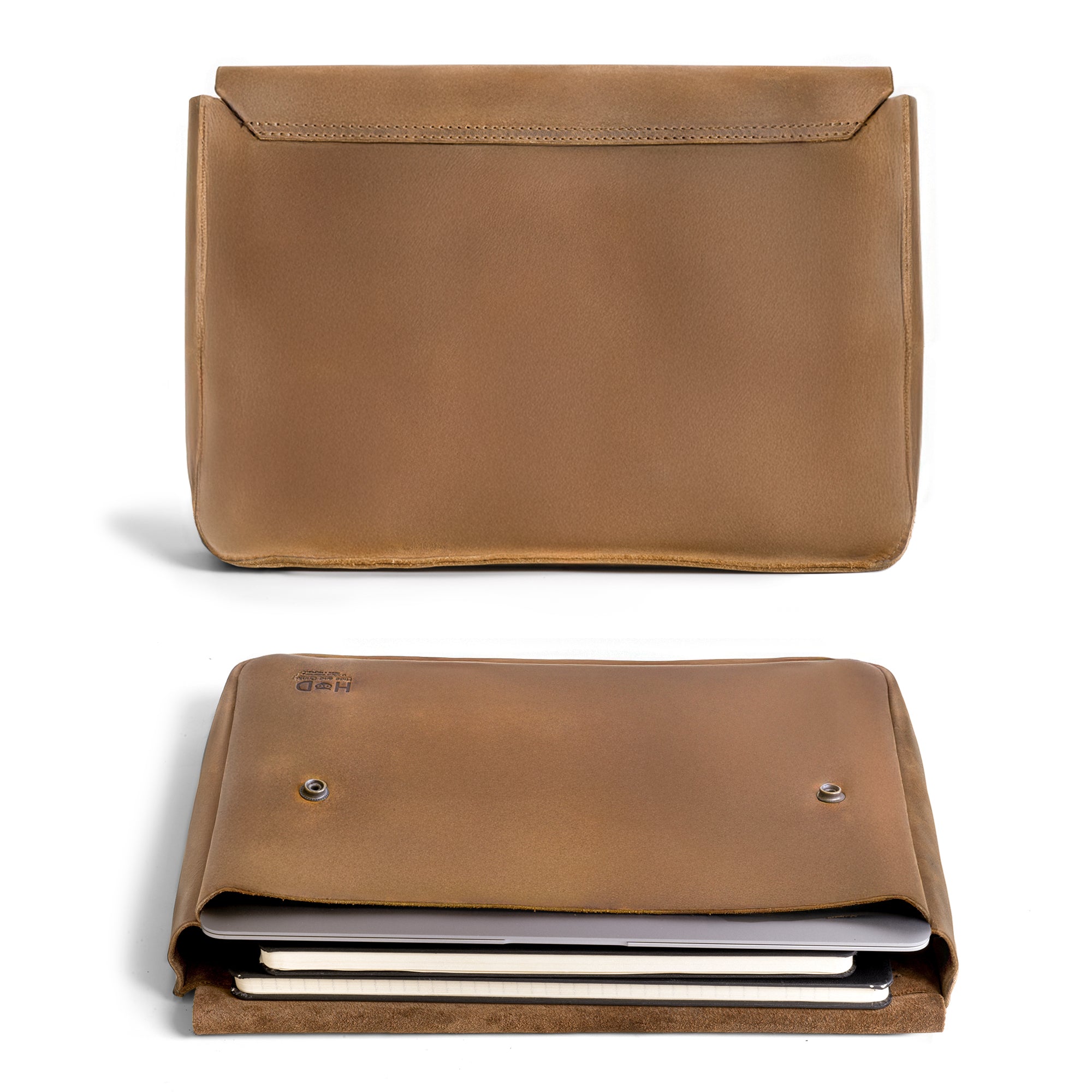 A glance at Hide & Drink's Vintage Folder Holder reflecting its practical design and high-quality Handmade Leather. This Document Holder features a vintage envelope look, highlighting the durability of Full Grain Leather, made through careful Small Batch Production in La Antigua Guatemala & Oaxaca Mexico.