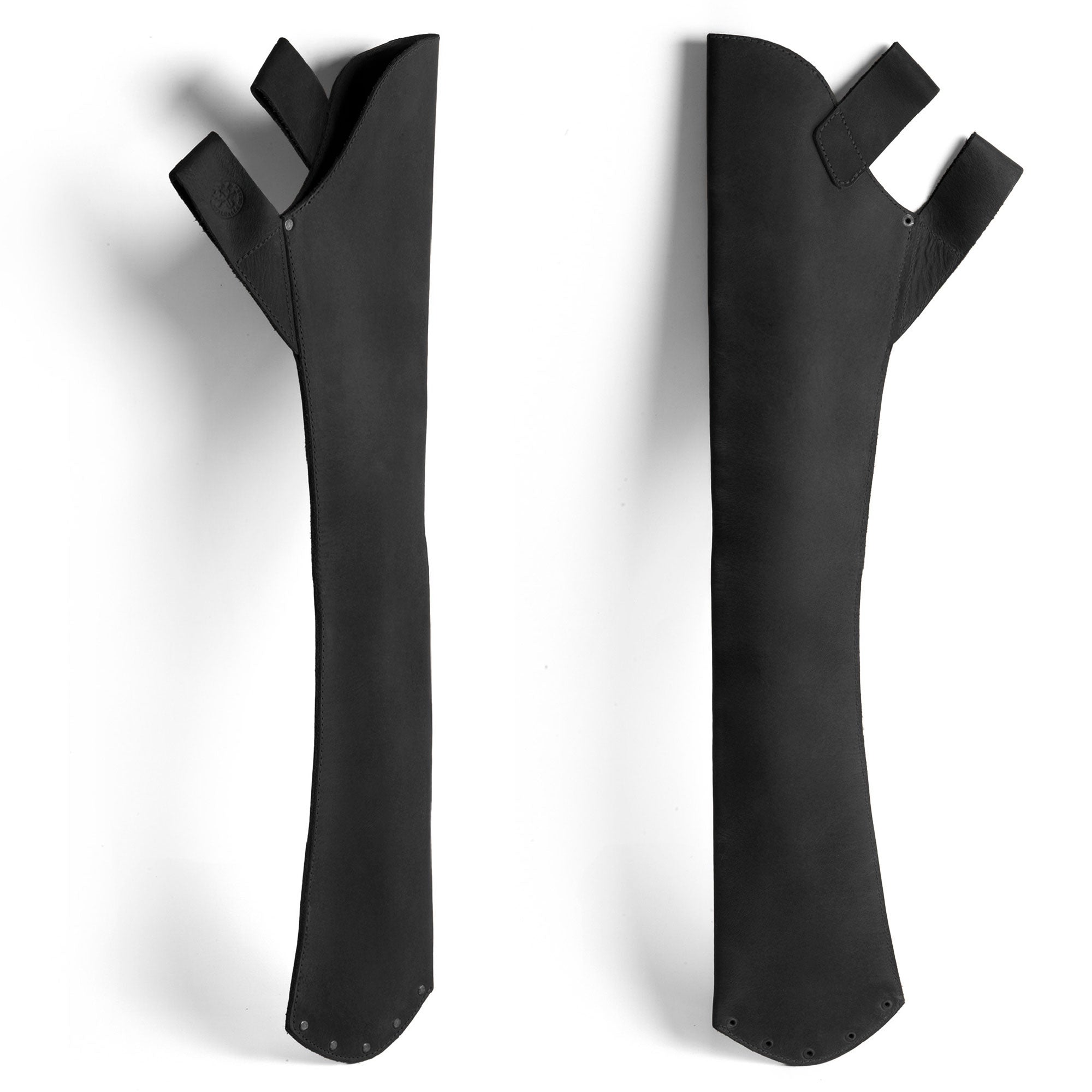 Black Valhalla Gear Hip Quiver highlighting its sleek design, tailored for archery enthusiasts. This Leather Hip Quiver for Arrows is ideal as a Hunting Quiver Arrow Holder and an Archery Quivers Holder. Ideal for compound bow use, it qualifies as the best arrow quiver for recurve bows and back quivers, showcasing artisan craftsmanship made in La Antigua Guatemala with hand cut, hand sewn details.