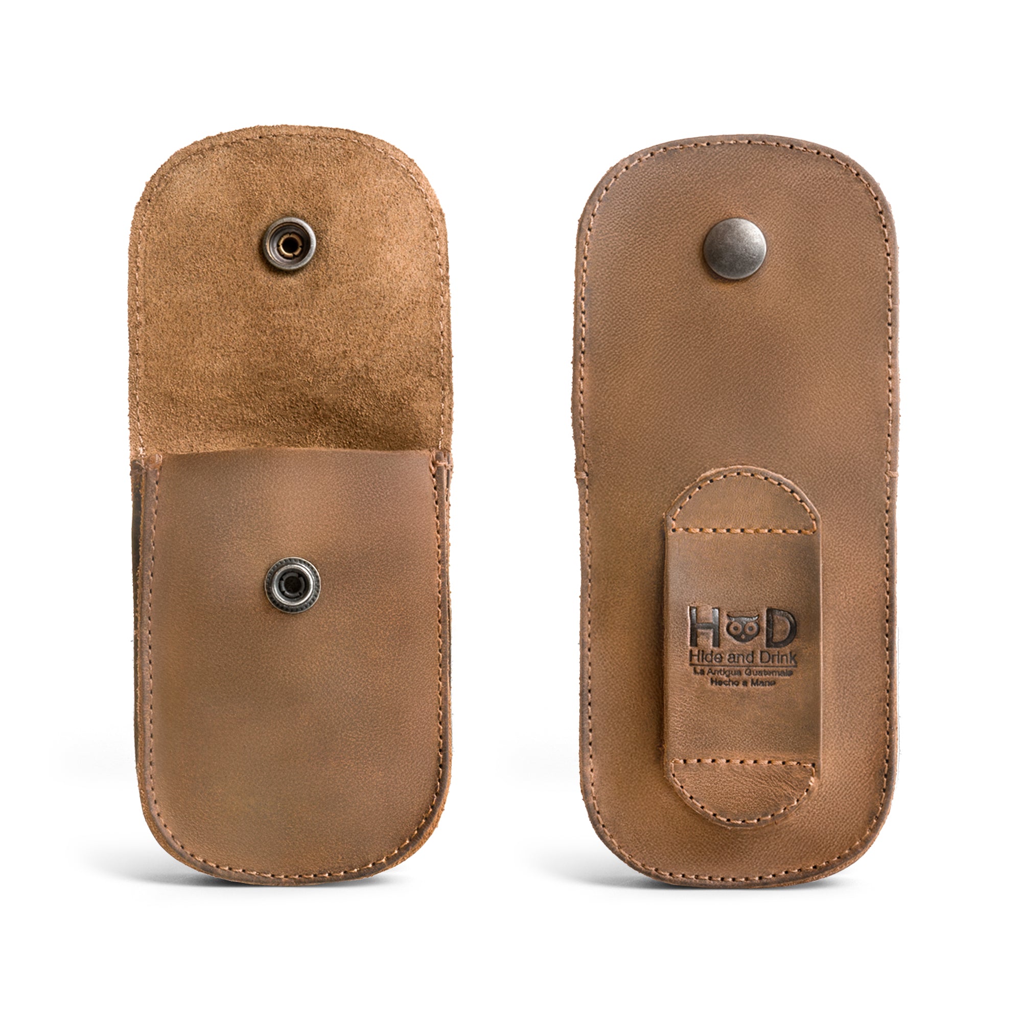 Front view of the Single Malt by Hide & Drink, highlighting its design and branding. This full grain leather pouch is crafted with care, showcasing its artisan heritage from La Antigua Guatemala.