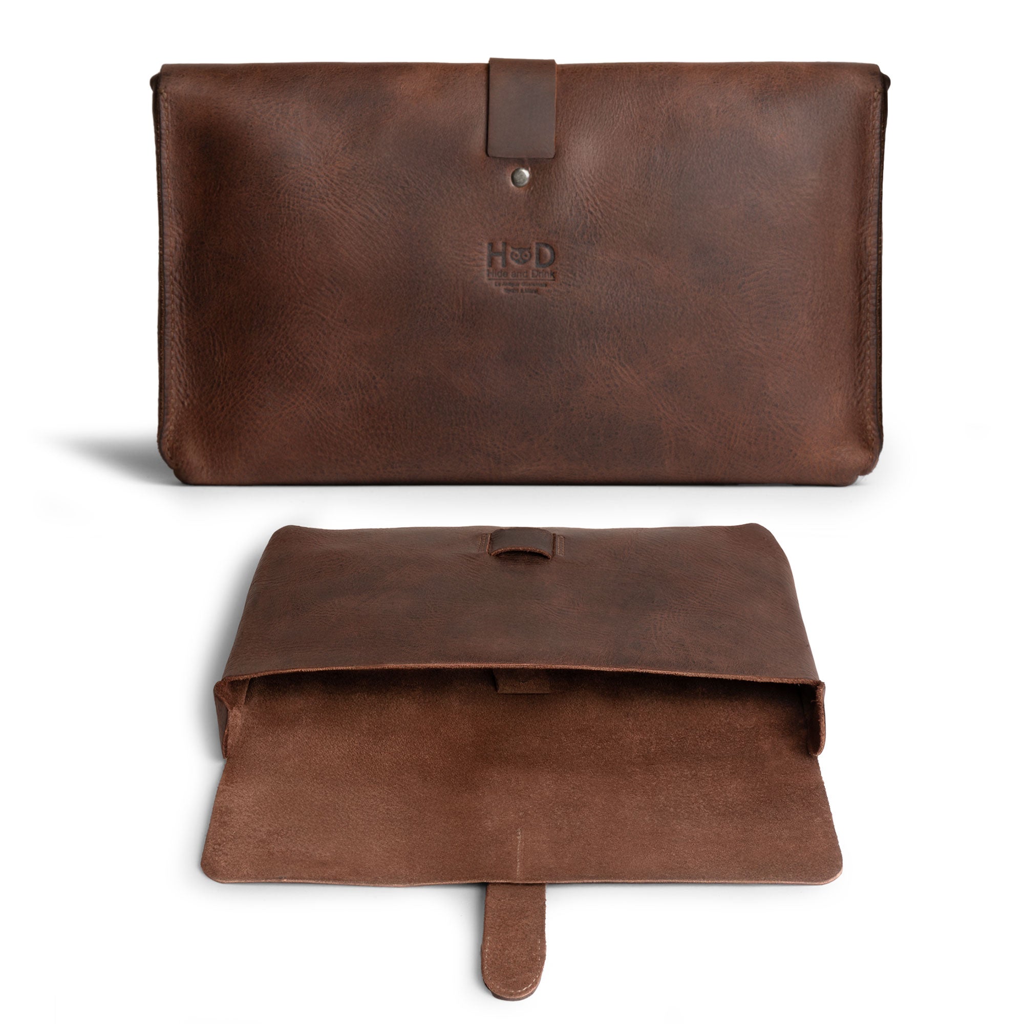 Hide & Drink Snapless Clutch Bag with a smooth full grain leather finish, designed to keep your phone and essentials organized. This artisan-made handbag is handcrafted in La Antigua Guatemala, blending functionality with style in a small batch production approach that ensures quality.