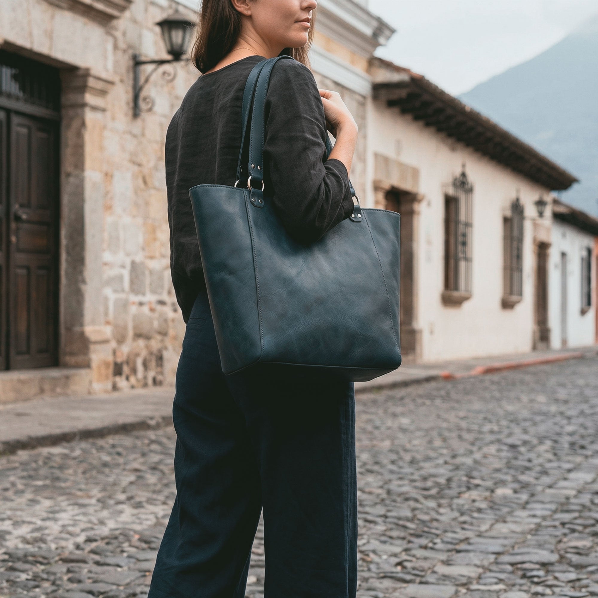 Spacious inside view of the Leather Formal Handbag by Hide & Drink, displaying its Full Grain Leather craftsmanship. This bag serves well as a Female Formal Handbag, Shoulder Bag, or Shopping Bag and is perfect for girls. Handmade in La Antigua Guatemala & Oaxaca Mexico.