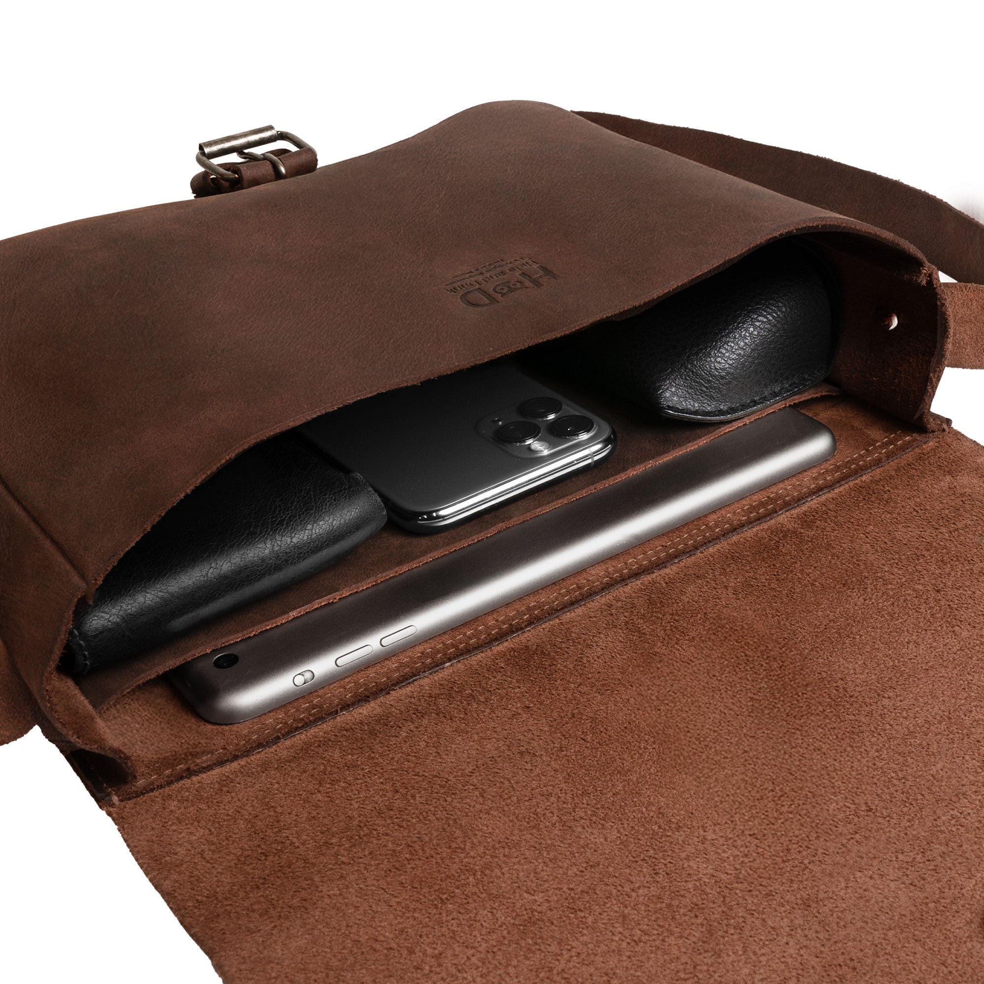 Hide & Drink’s Small Messenger Bag with tags, revealing its craftsmanship and origin. Made from high-quality Full Grain Leather, this durable crossbody bag represents a perfect travel accessory, artfully hand cut and sewn by artisans in La Antigua Guatemala & Oaxaca Mexico.